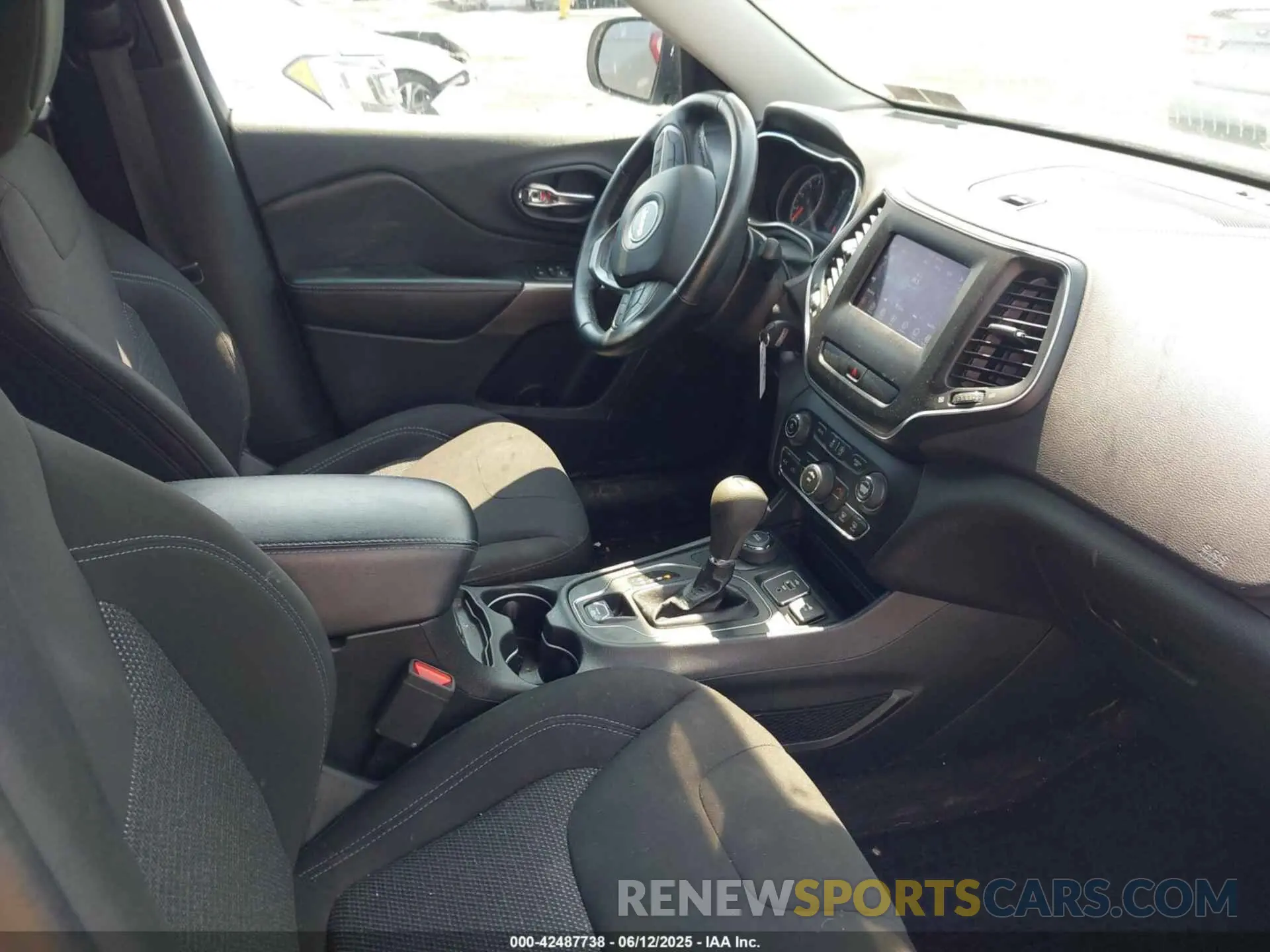 5 Photograph of a damaged car 1C4PJMCX9KD189948 JEEP CHEROKEE 2019