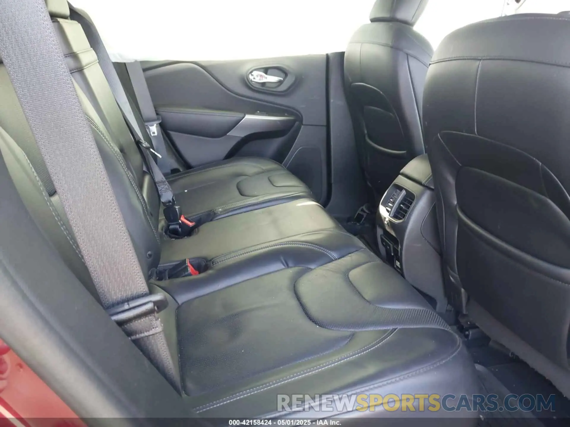 8 Photograph of a damaged car 1C4PJMDN0KD299607 JEEP CHEROKEE 2019