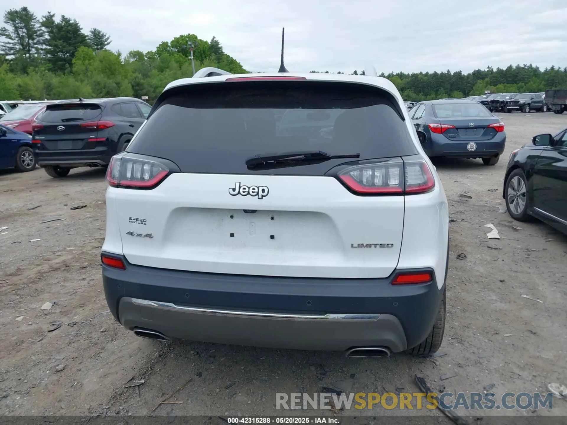 17 Photograph of a damaged car 1C4PJMDN1KD251257 JEEP CHEROKEE 2019