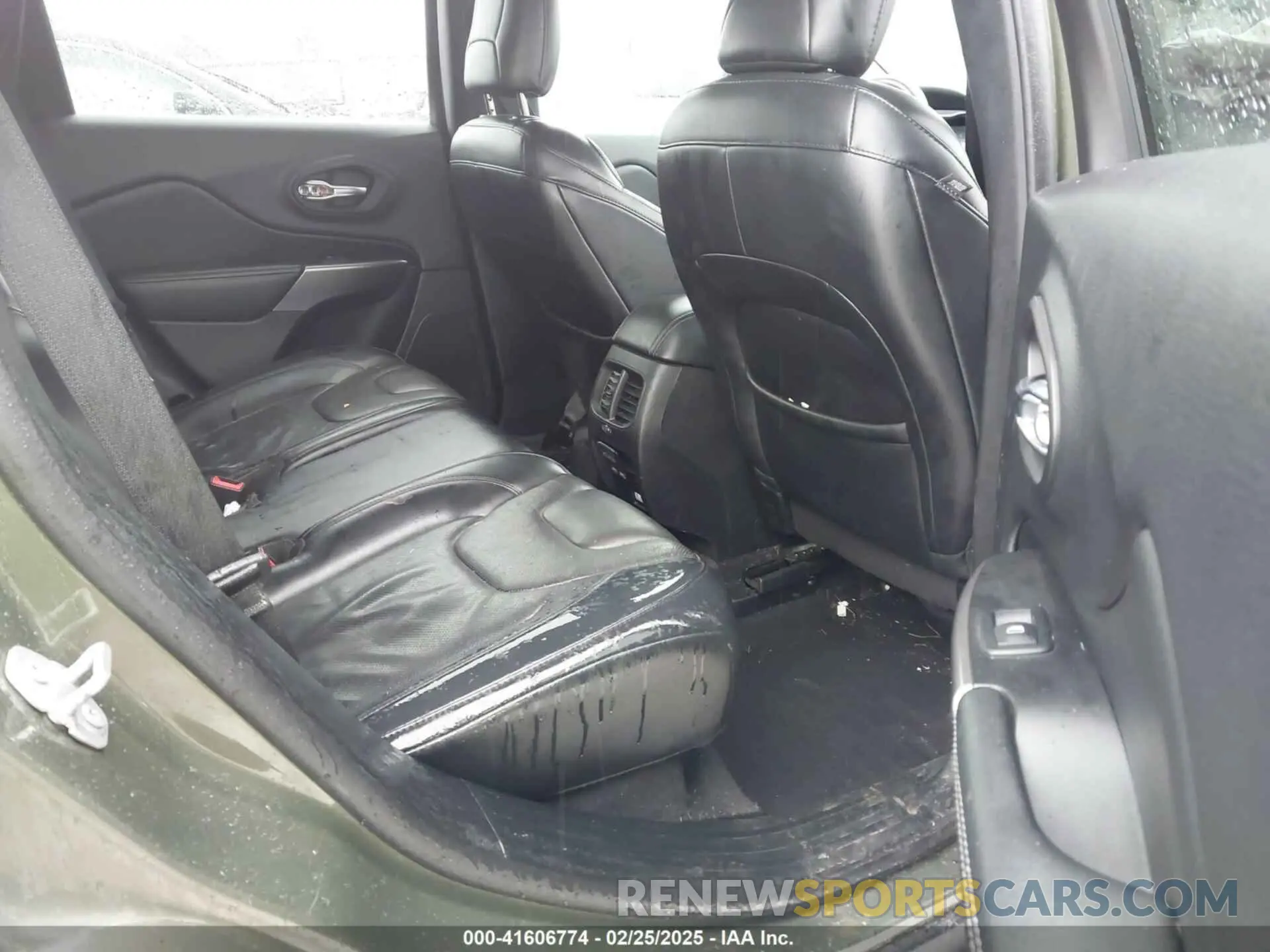 8 Photograph of a damaged car 1C4PJMDN3KD251678 JEEP CHEROKEE 2019