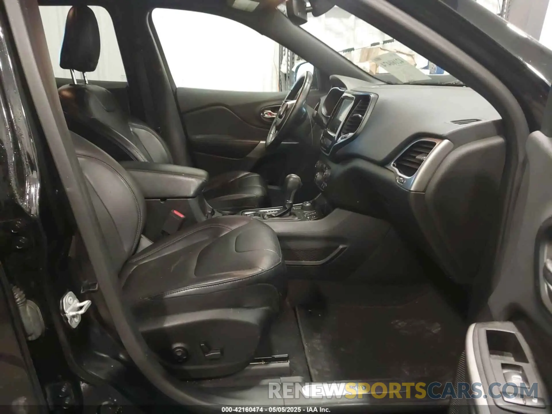 5 Photograph of a damaged car 1C4PJMDN3KD343910 JEEP CHEROKEE 2019