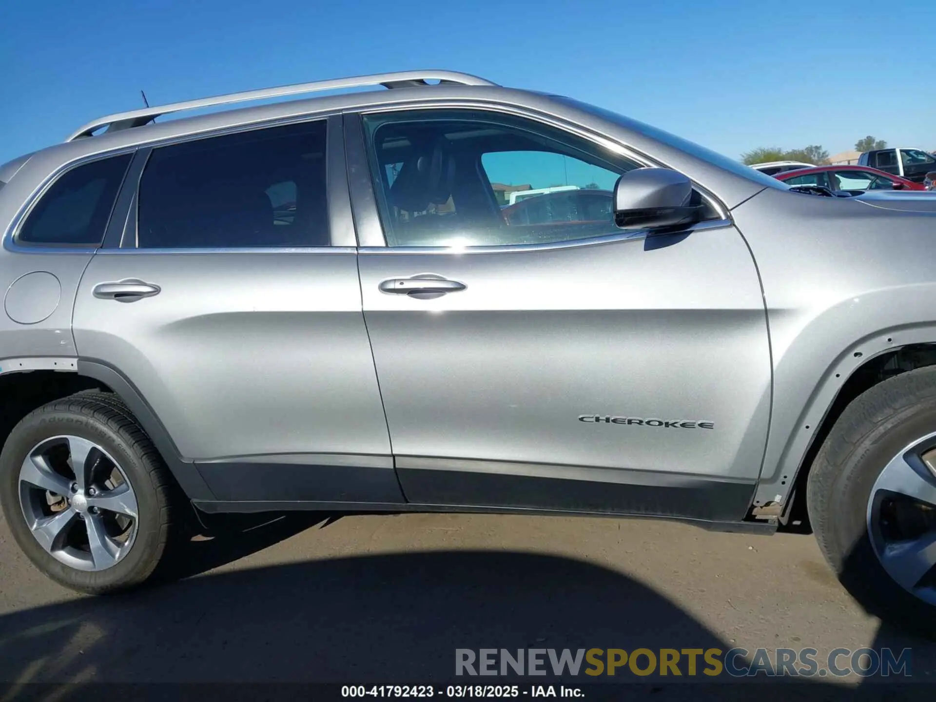 14 Photograph of a damaged car 1C4PJMDN4KD178921 JEEP CHEROKEE 2019