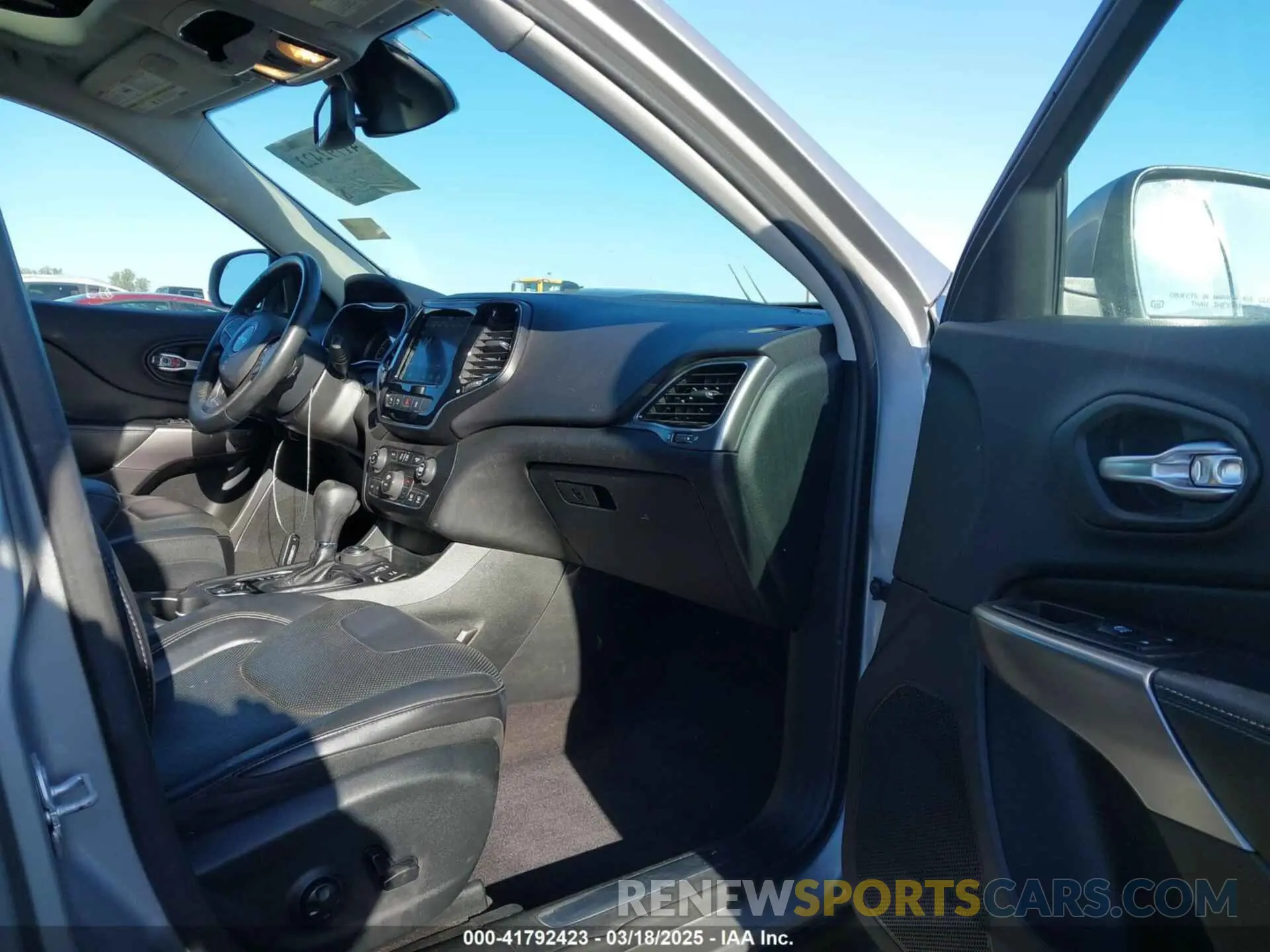 5 Photograph of a damaged car 1C4PJMDN4KD178921 JEEP CHEROKEE 2019