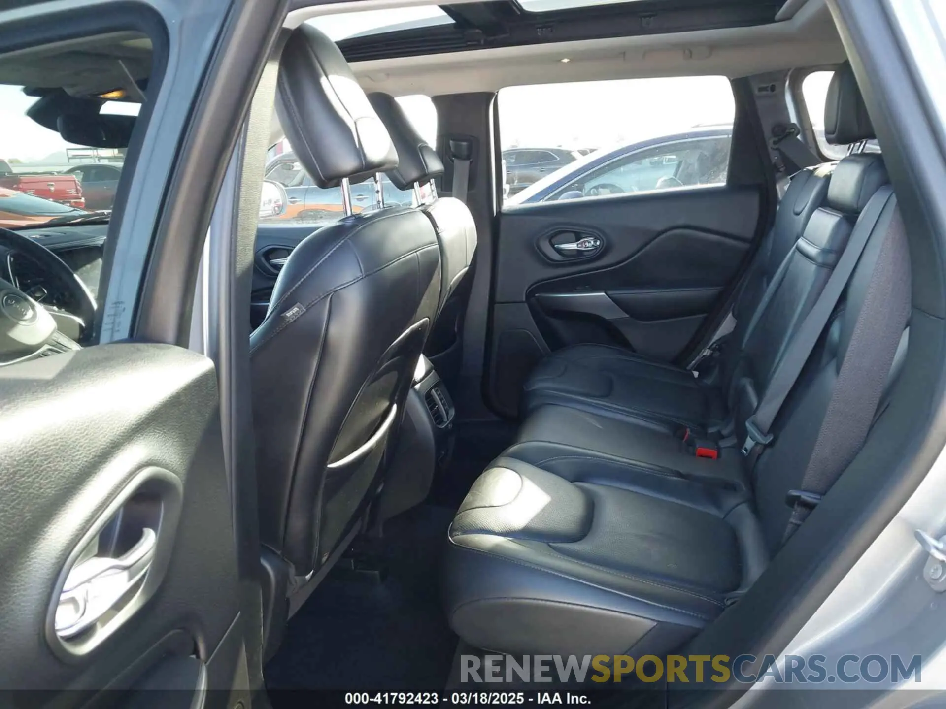 8 Photograph of a damaged car 1C4PJMDN4KD178921 JEEP CHEROKEE 2019