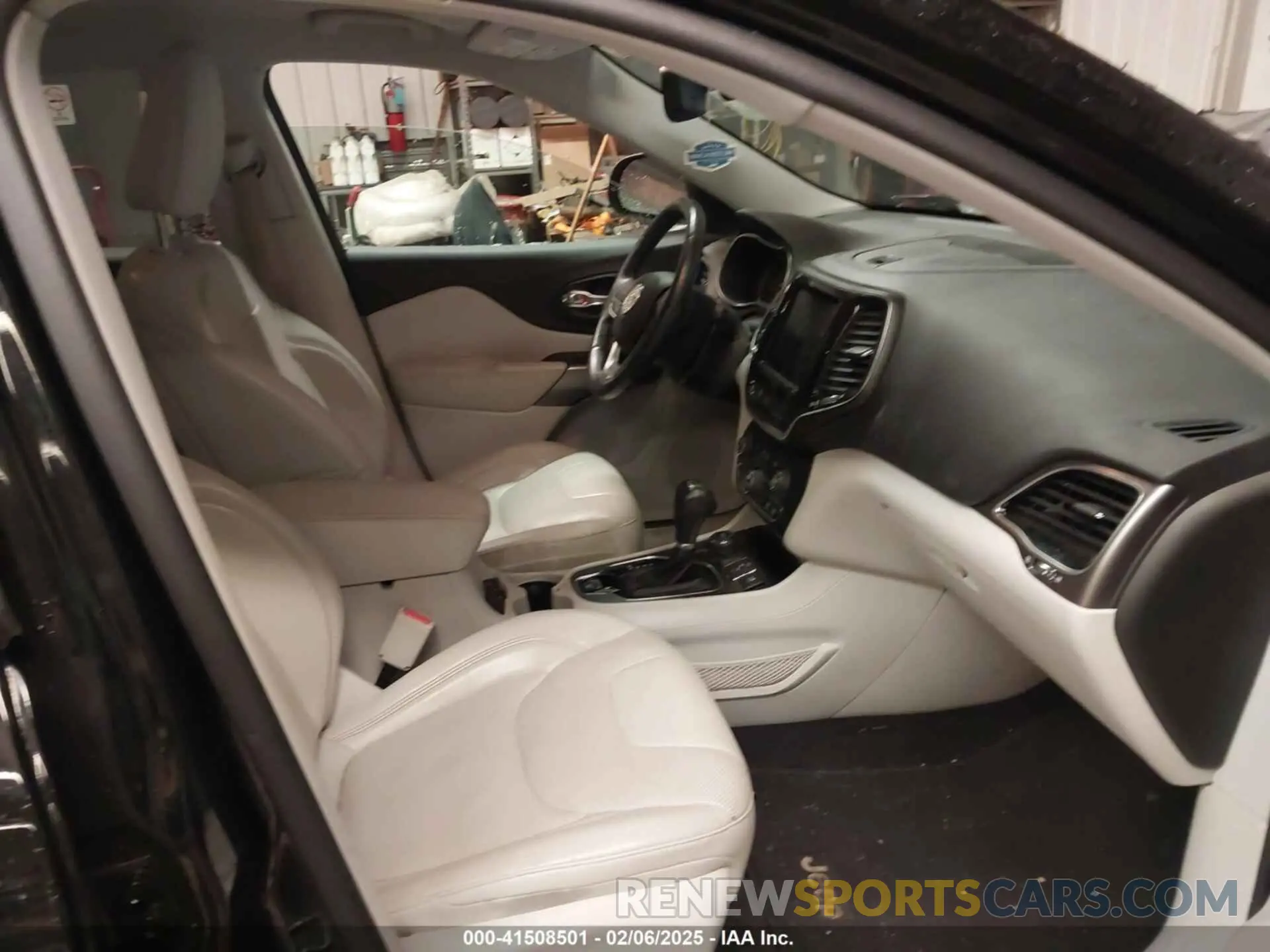 5 Photograph of a damaged car 1C4PJMDN4KD190051 JEEP CHEROKEE 2019