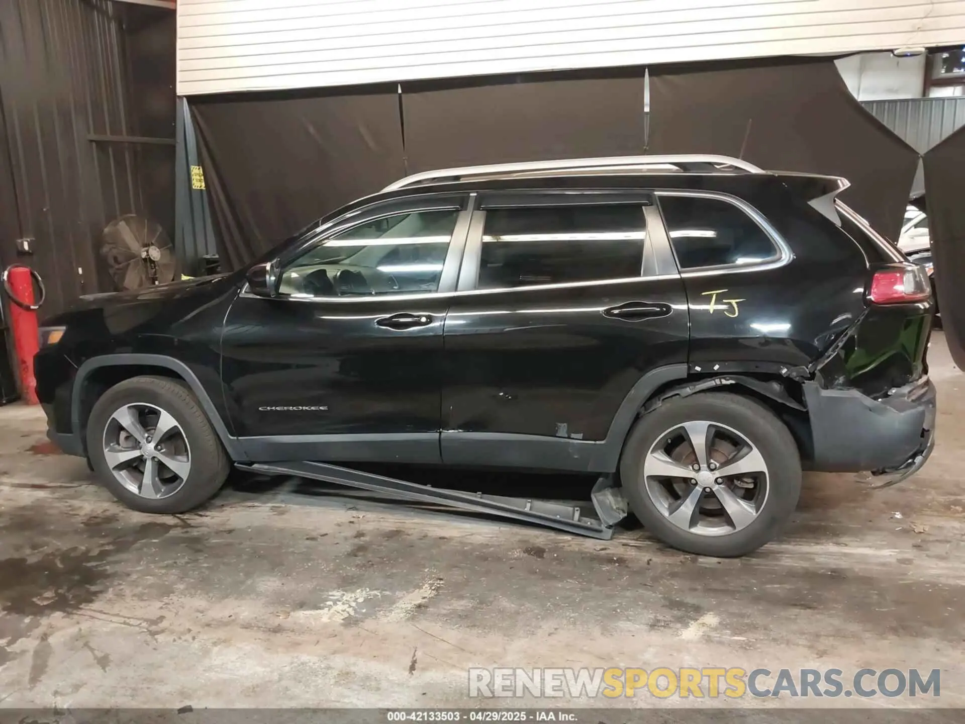 15 Photograph of a damaged car 1C4PJMDN4KD238762 JEEP CHEROKEE 2019