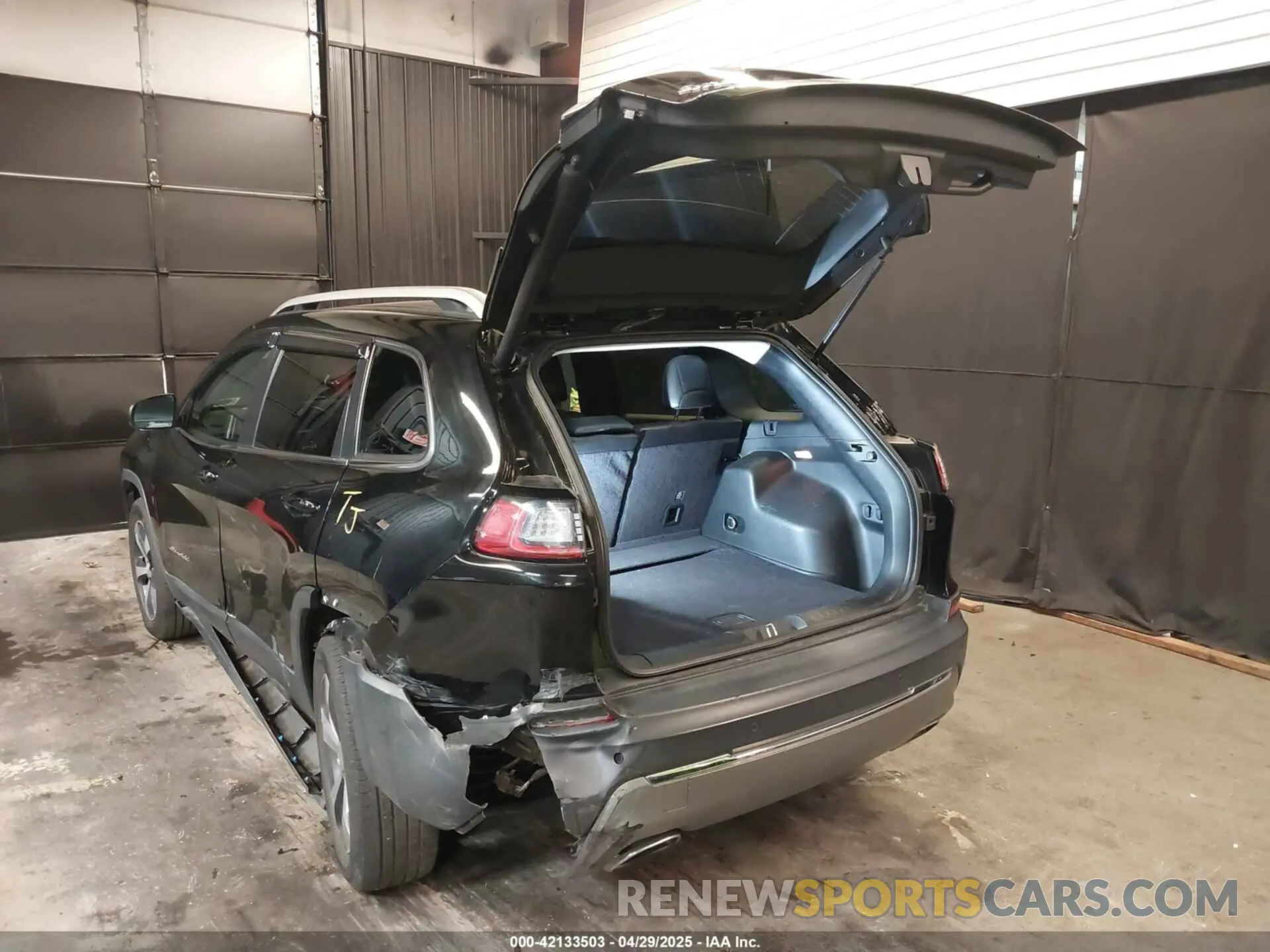 3 Photograph of a damaged car 1C4PJMDN4KD238762 JEEP CHEROKEE 2019