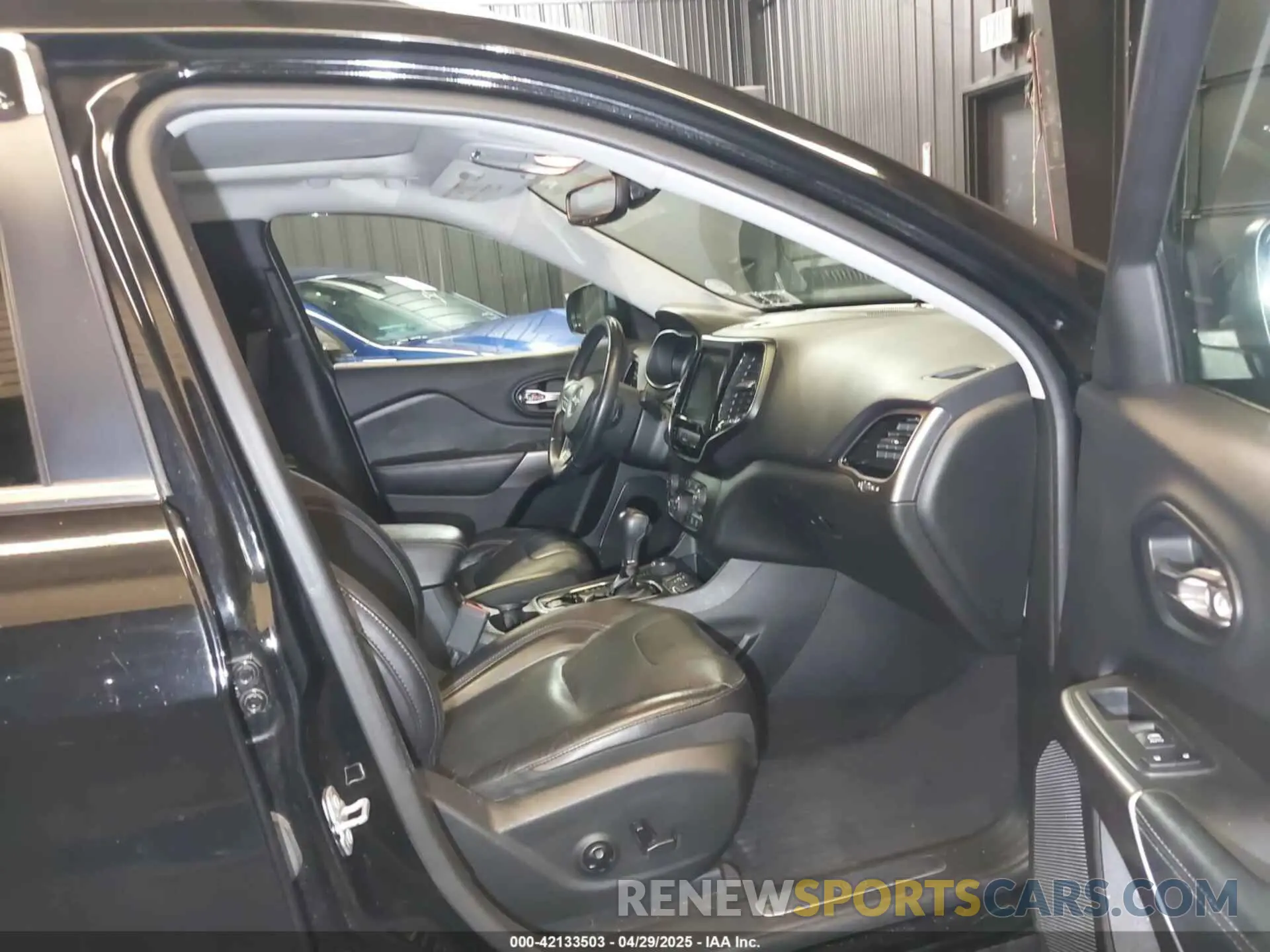 5 Photograph of a damaged car 1C4PJMDN4KD238762 JEEP CHEROKEE 2019