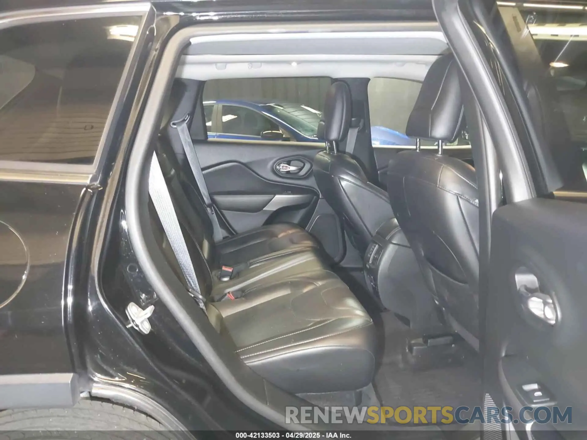8 Photograph of a damaged car 1C4PJMDN4KD238762 JEEP CHEROKEE 2019