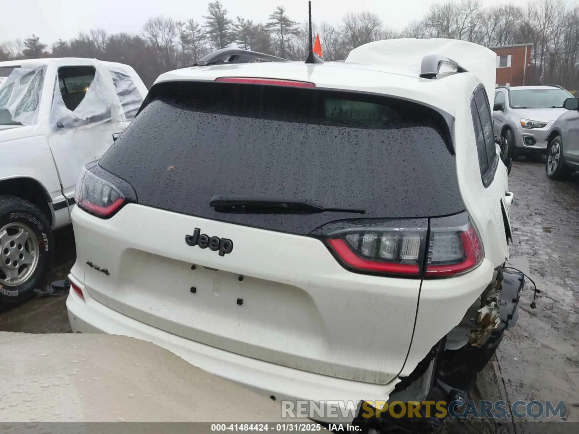 17 Photograph of a damaged car 1C4PJMDN4KD367276 JEEP CHEROKEE 2019