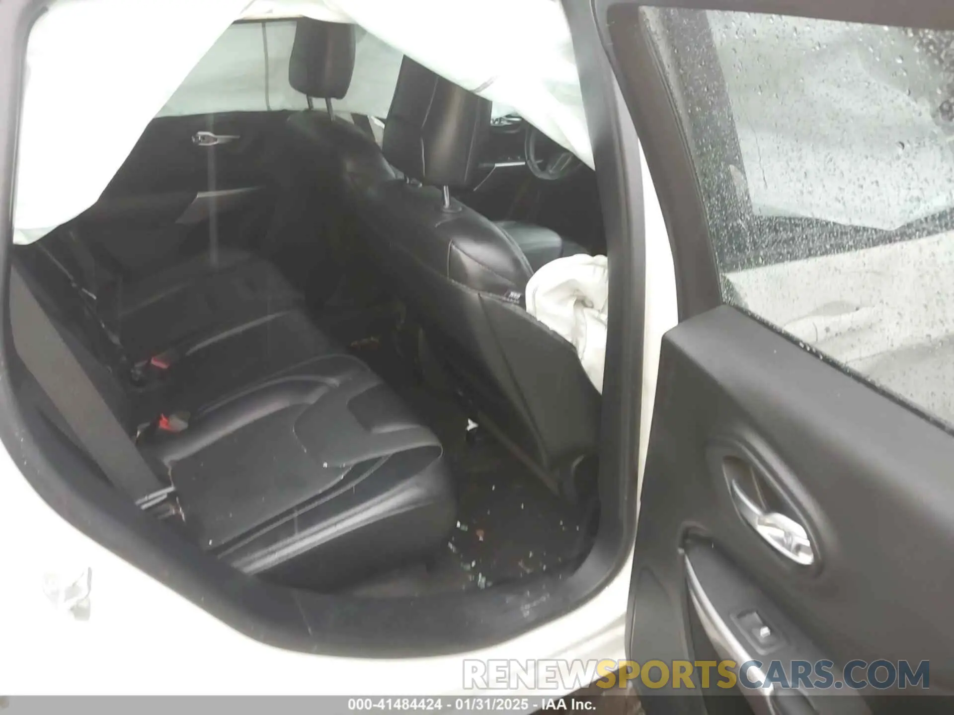 8 Photograph of a damaged car 1C4PJMDN4KD367276 JEEP CHEROKEE 2019
