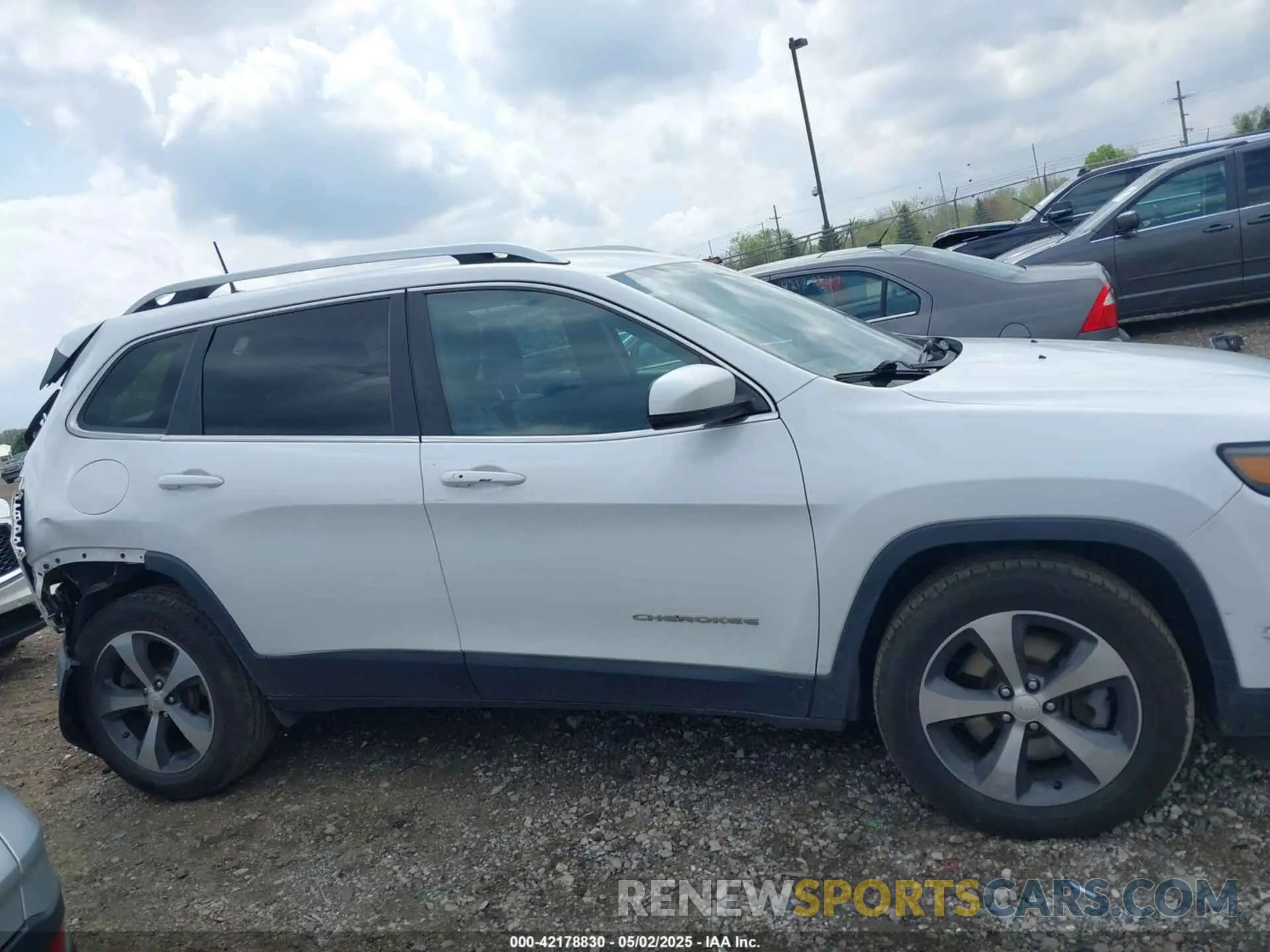 13 Photograph of a damaged car 1C4PJMDN9KD180308 JEEP CHEROKEE 2019