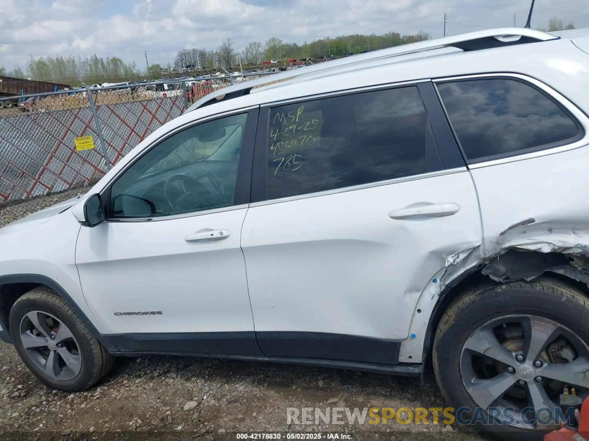 14 Photograph of a damaged car 1C4PJMDN9KD180308 JEEP CHEROKEE 2019