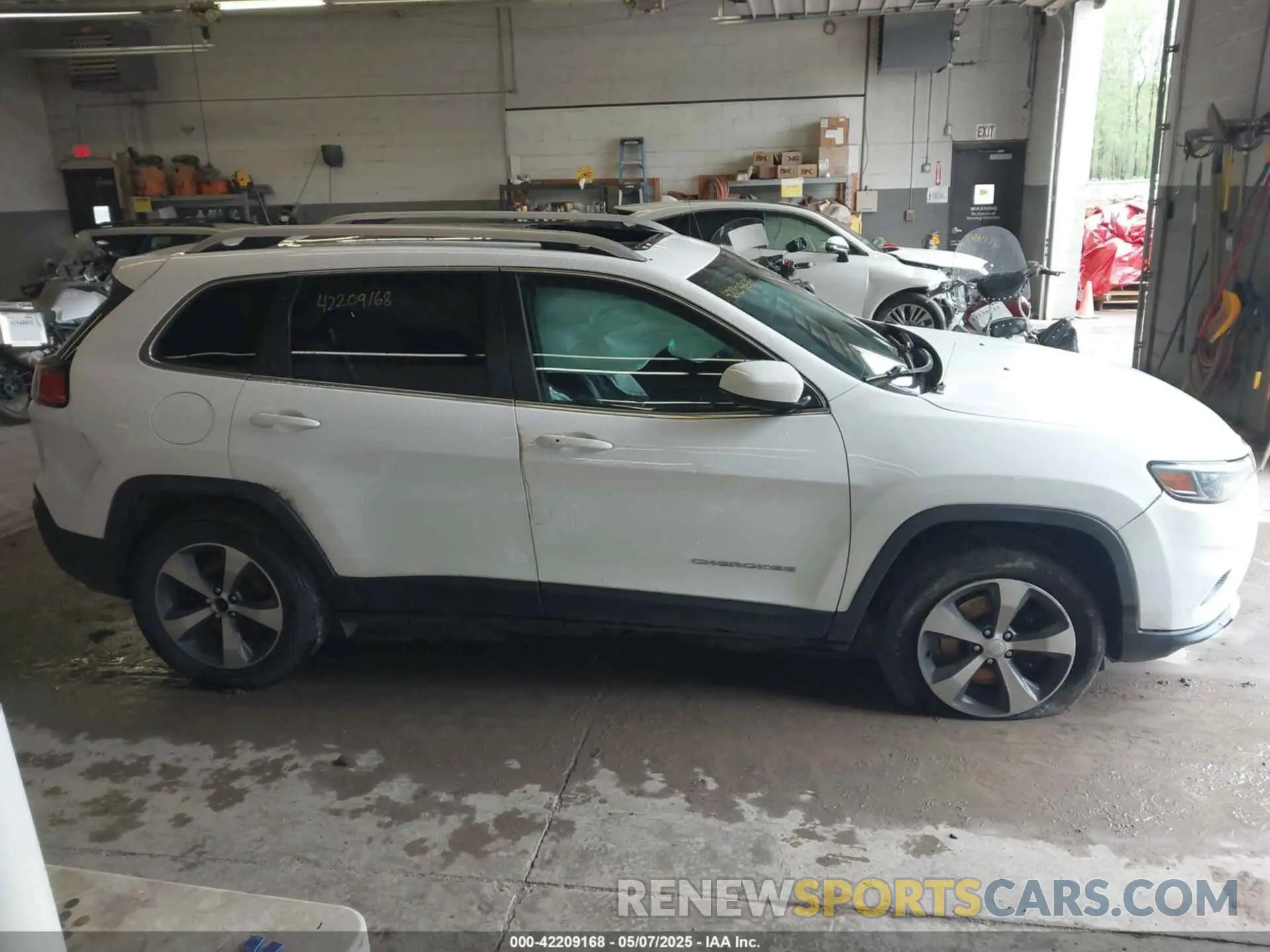 14 Photograph of a damaged car 1C4PJMDX0KD218719 JEEP CHEROKEE 2019