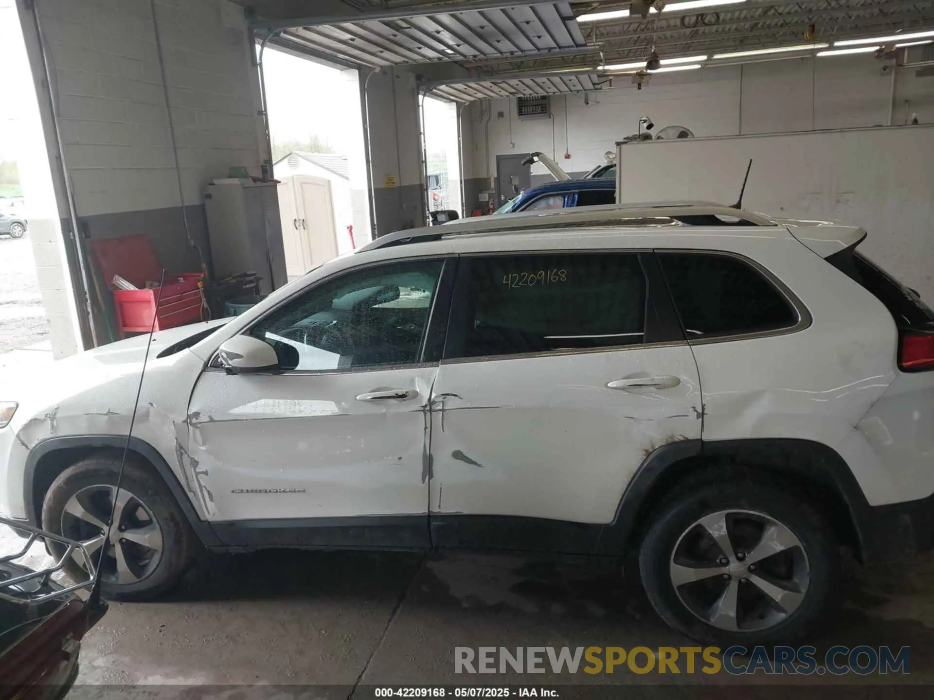 15 Photograph of a damaged car 1C4PJMDX0KD218719 JEEP CHEROKEE 2019