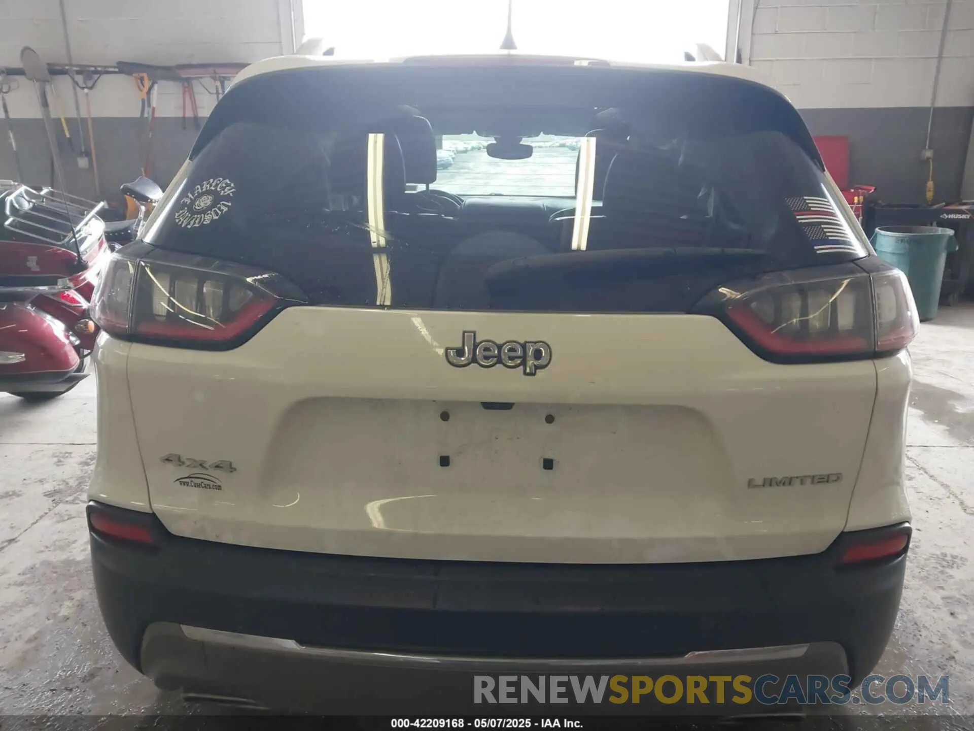 17 Photograph of a damaged car 1C4PJMDX0KD218719 JEEP CHEROKEE 2019