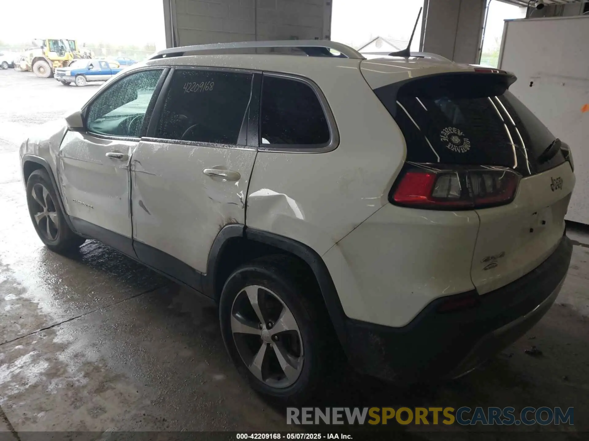 3 Photograph of a damaged car 1C4PJMDX0KD218719 JEEP CHEROKEE 2019