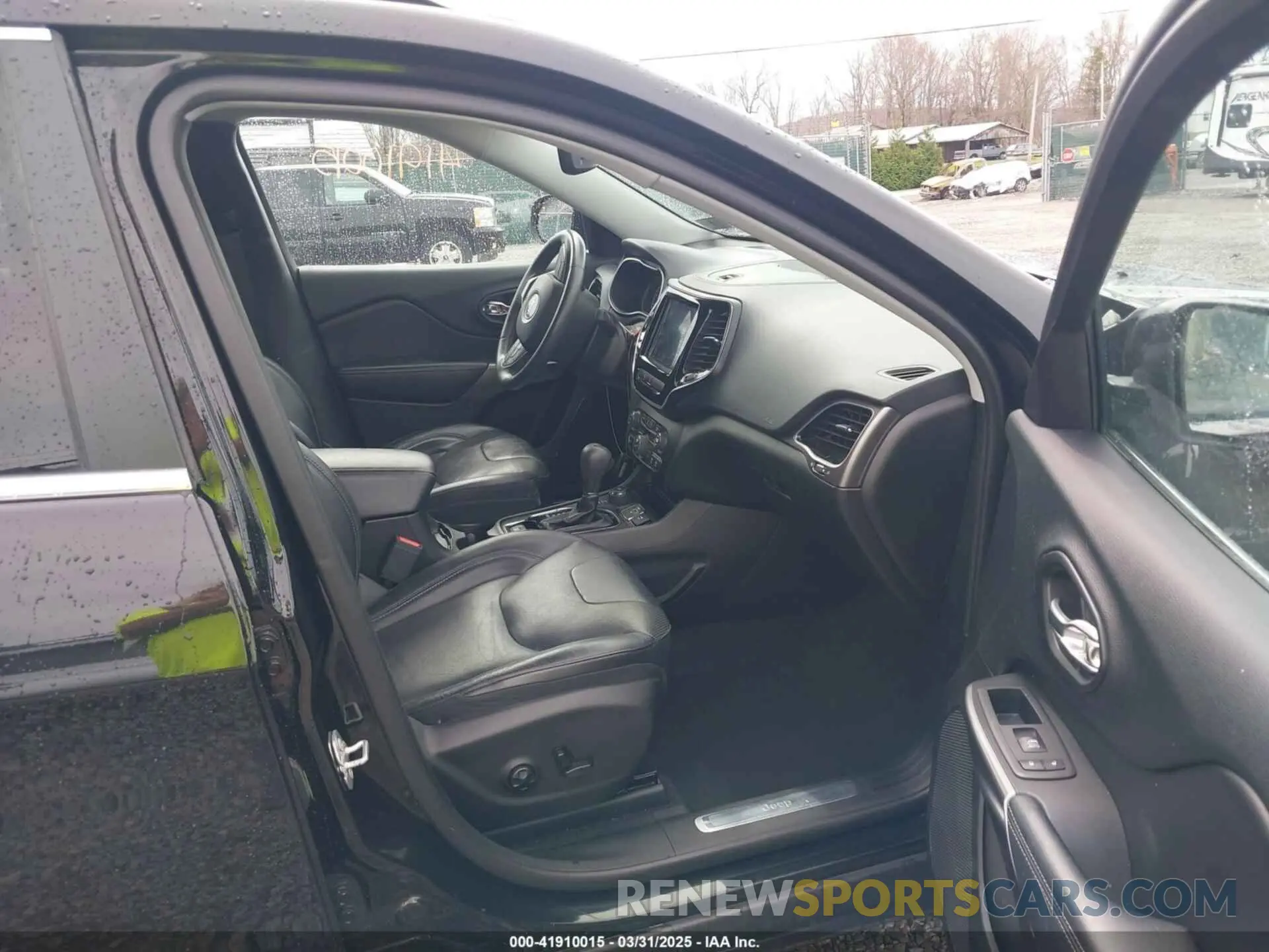 5 Photograph of a damaged car 1C4PJMDX0KD259805 JEEP CHEROKEE 2019