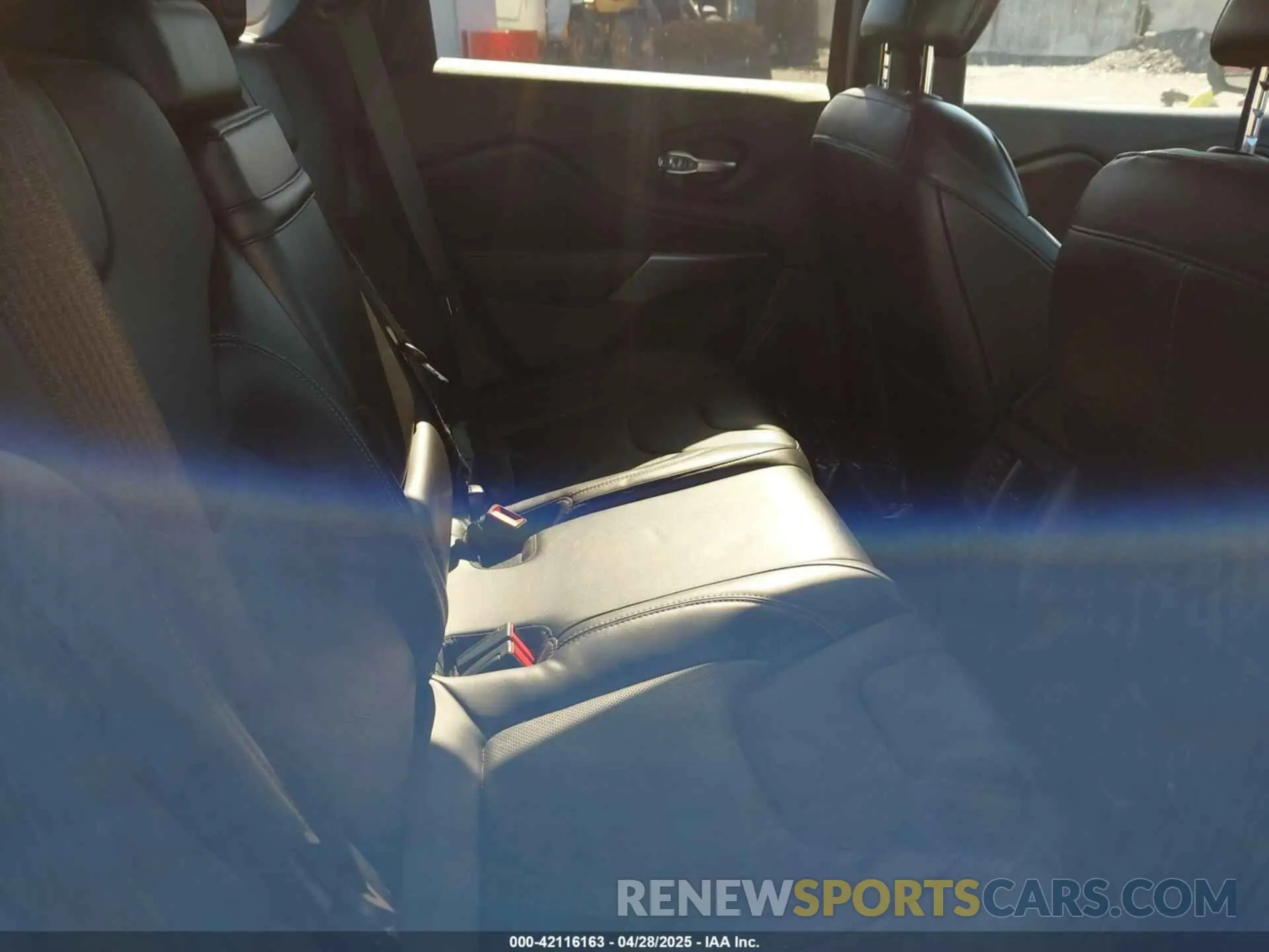 8 Photograph of a damaged car 1C4PJMDX0KD319579 JEEP CHEROKEE 2019