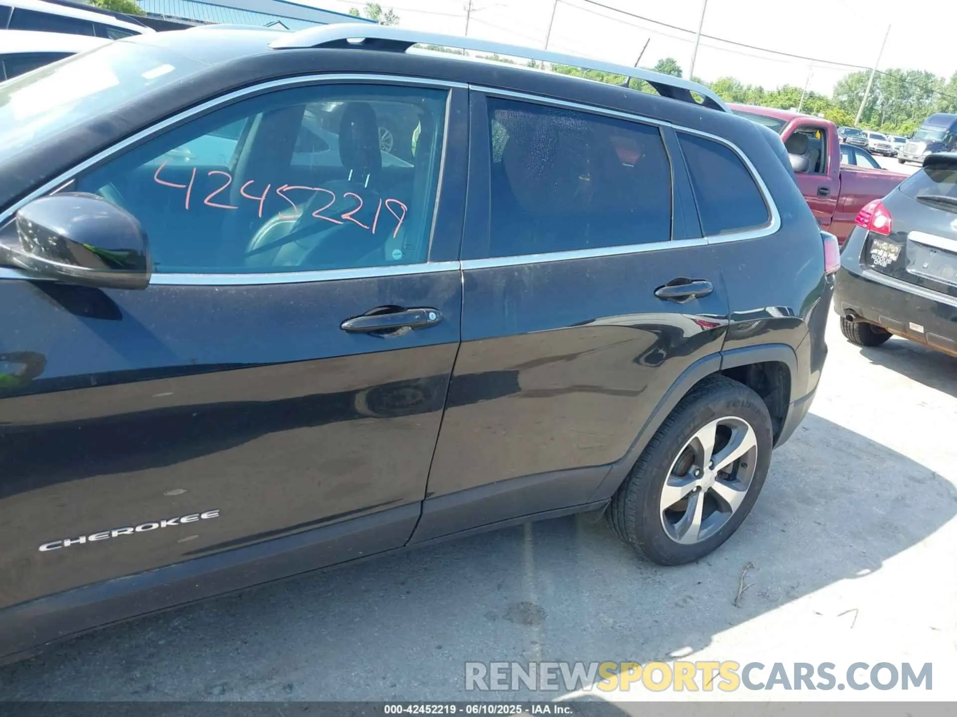 14 Photograph of a damaged car 1C4PJMDX0KD351884 JEEP CHEROKEE 2019