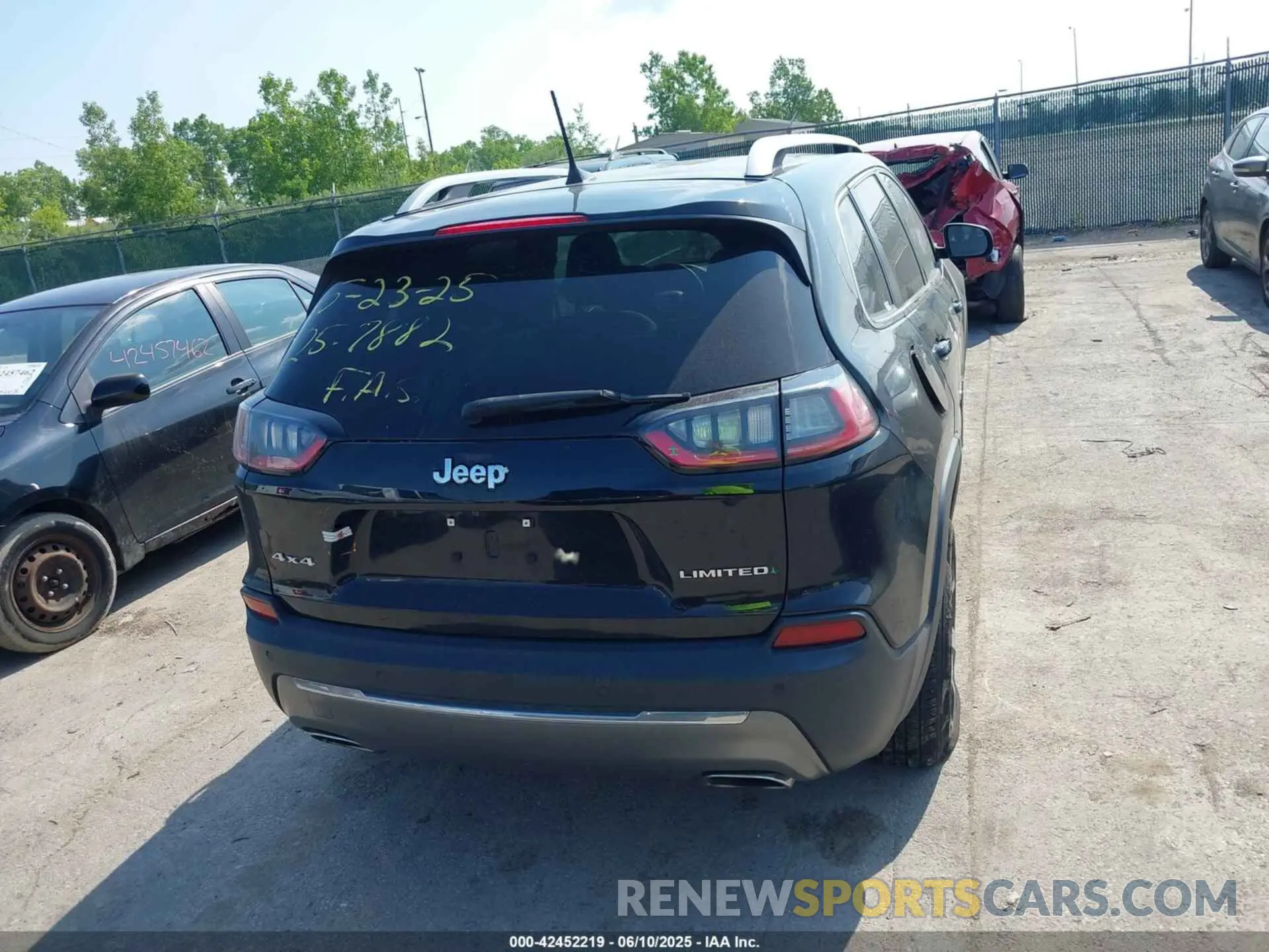 16 Photograph of a damaged car 1C4PJMDX0KD351884 JEEP CHEROKEE 2019