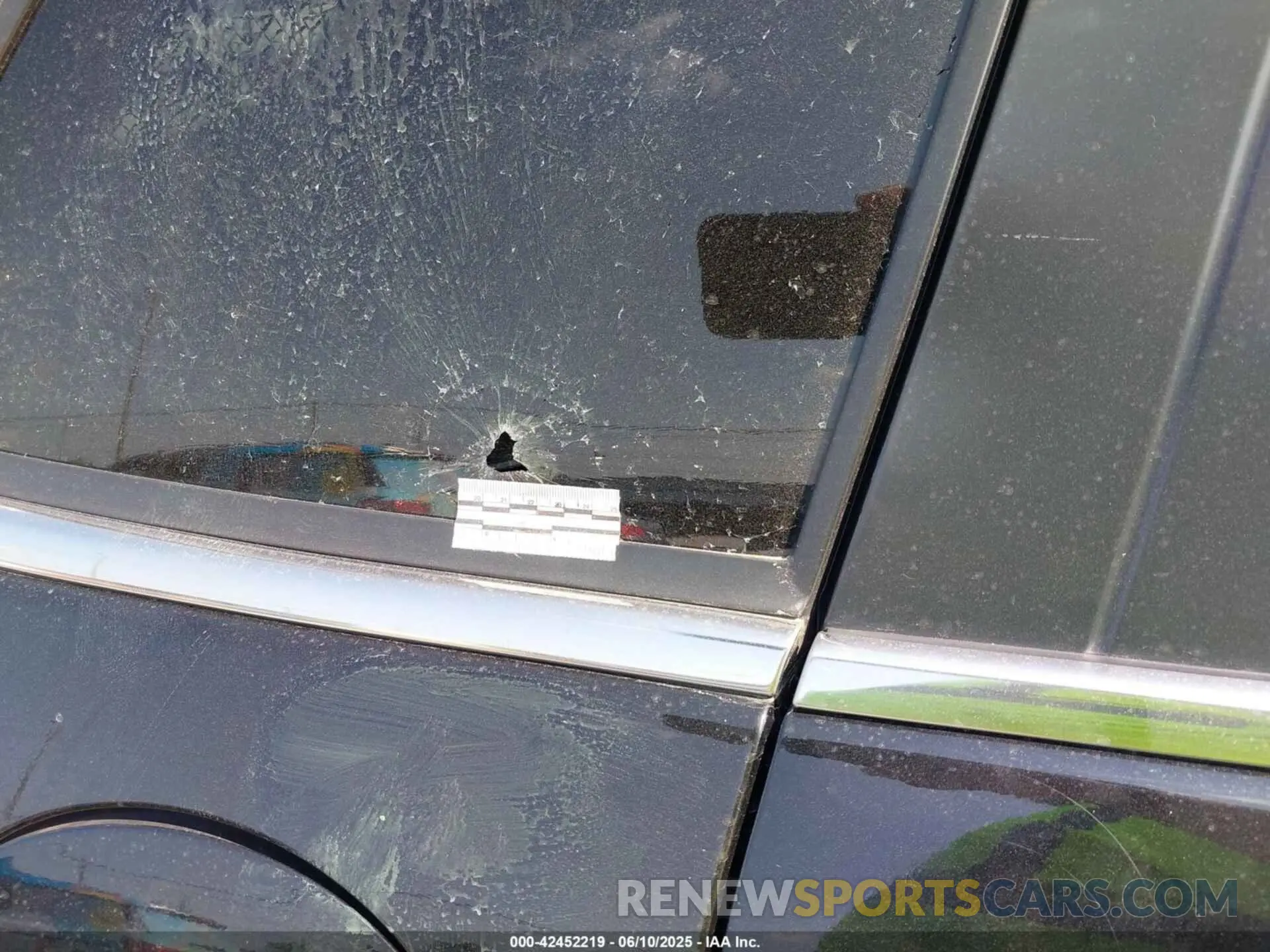 19 Photograph of a damaged car 1C4PJMDX0KD351884 JEEP CHEROKEE 2019