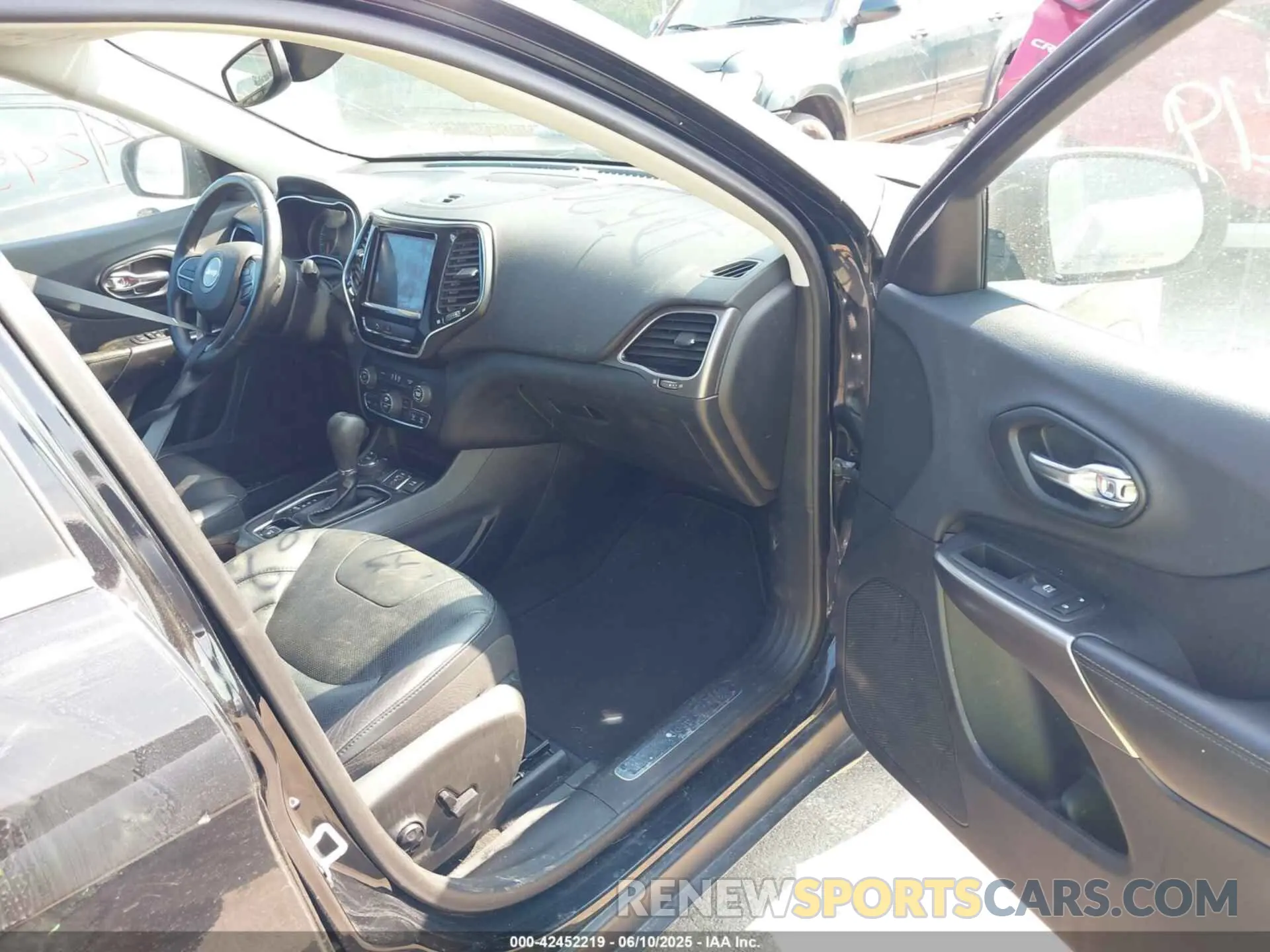 5 Photograph of a damaged car 1C4PJMDX0KD351884 JEEP CHEROKEE 2019