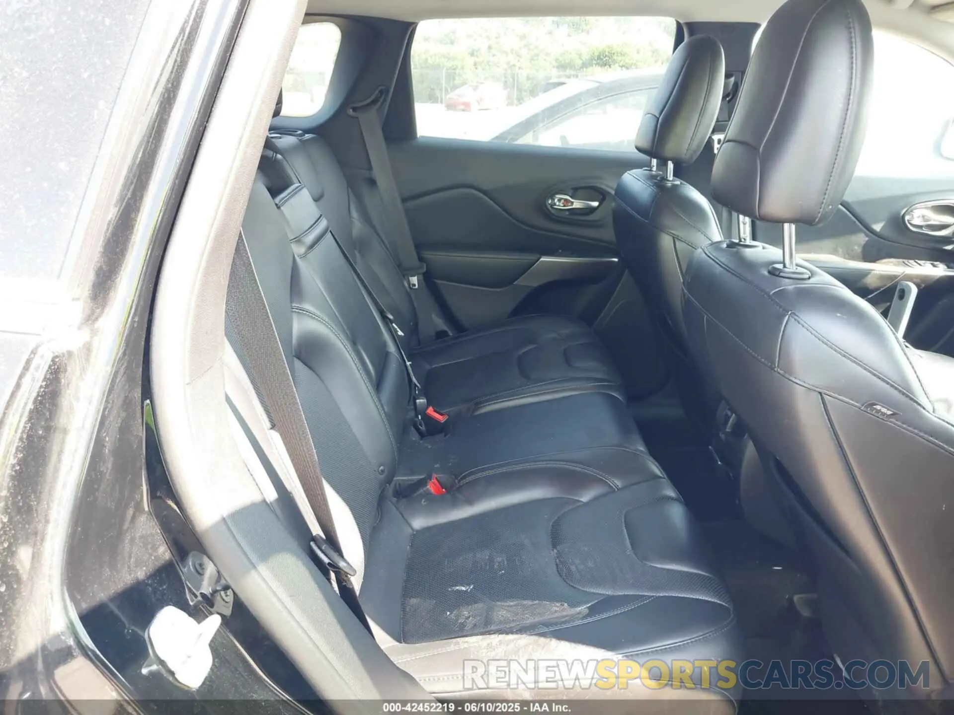 8 Photograph of a damaged car 1C4PJMDX0KD351884 JEEP CHEROKEE 2019
