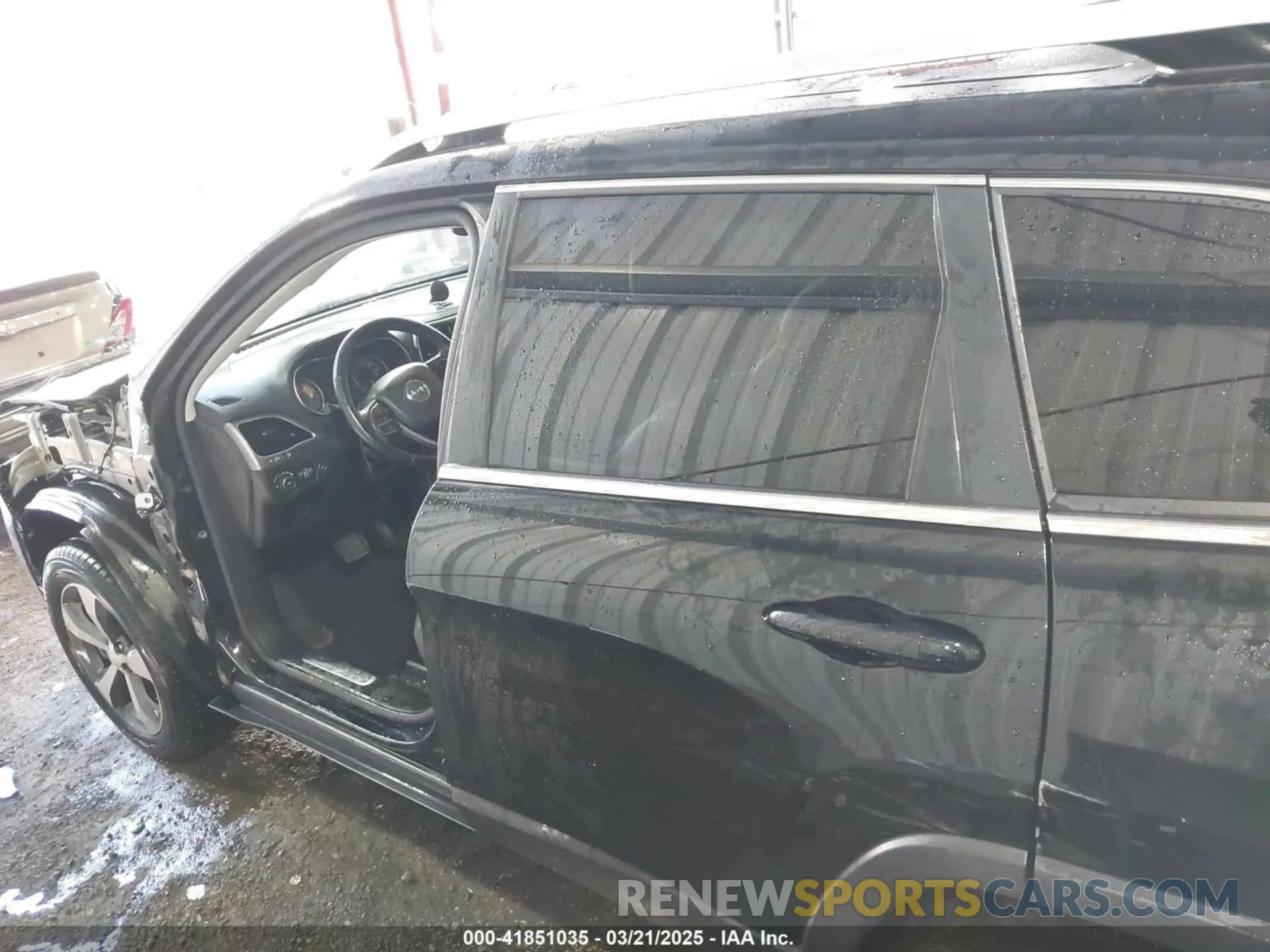 15 Photograph of a damaged car 1C4PJMDX0KD426602 JEEP CHEROKEE 2019