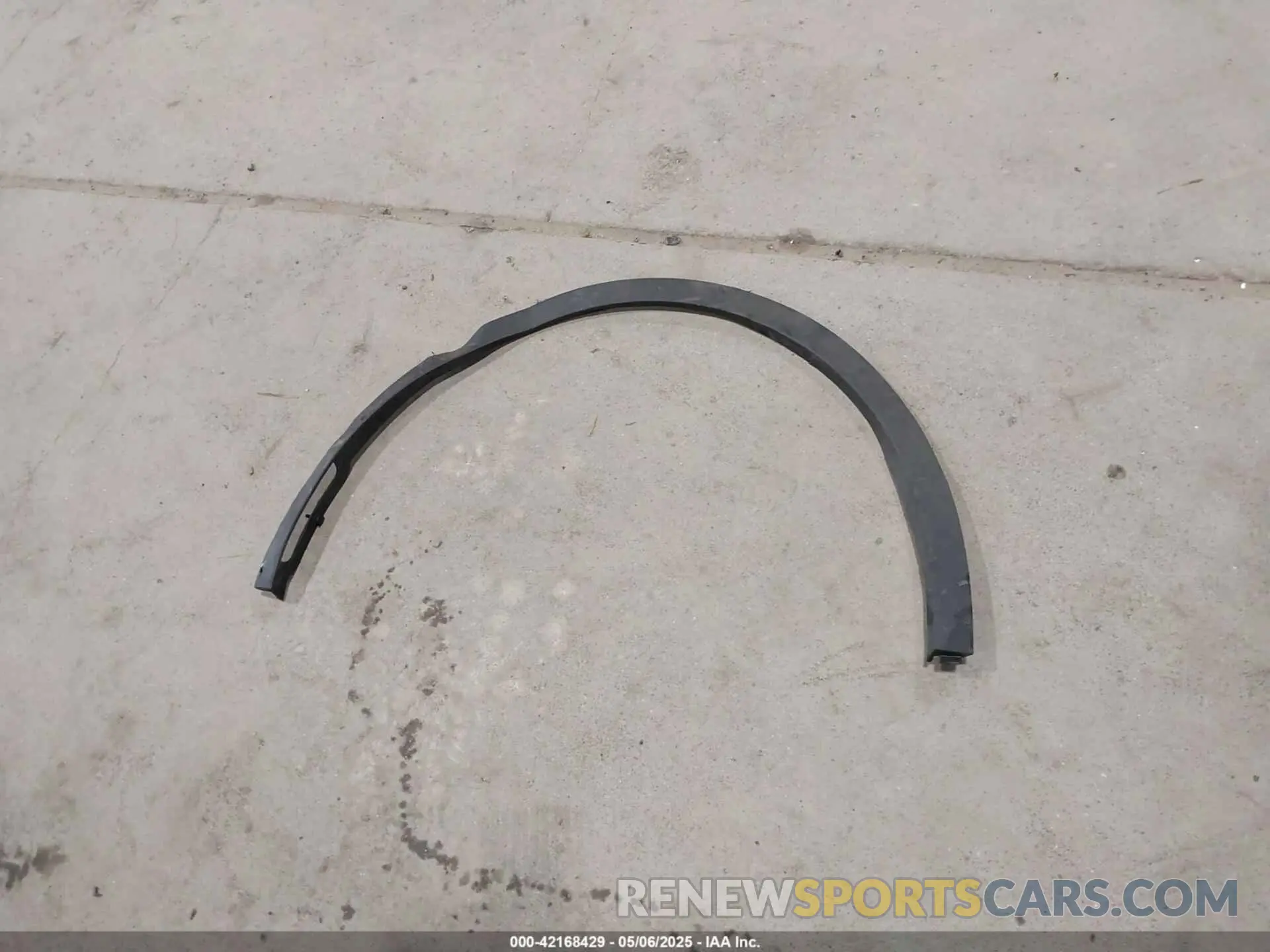 12 Photograph of a damaged car 1C4PJMDX0KD447210 JEEP CHEROKEE 2019