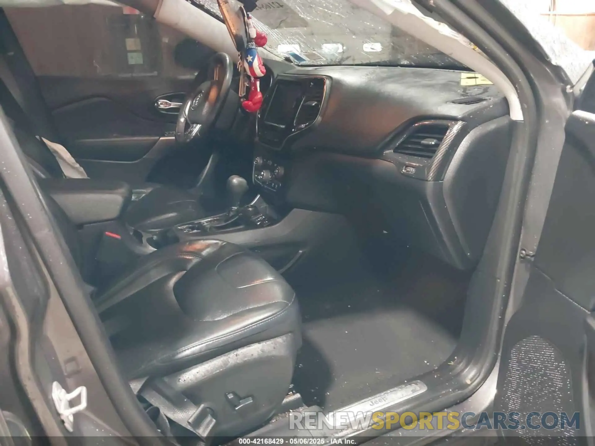 5 Photograph of a damaged car 1C4PJMDX0KD447210 JEEP CHEROKEE 2019