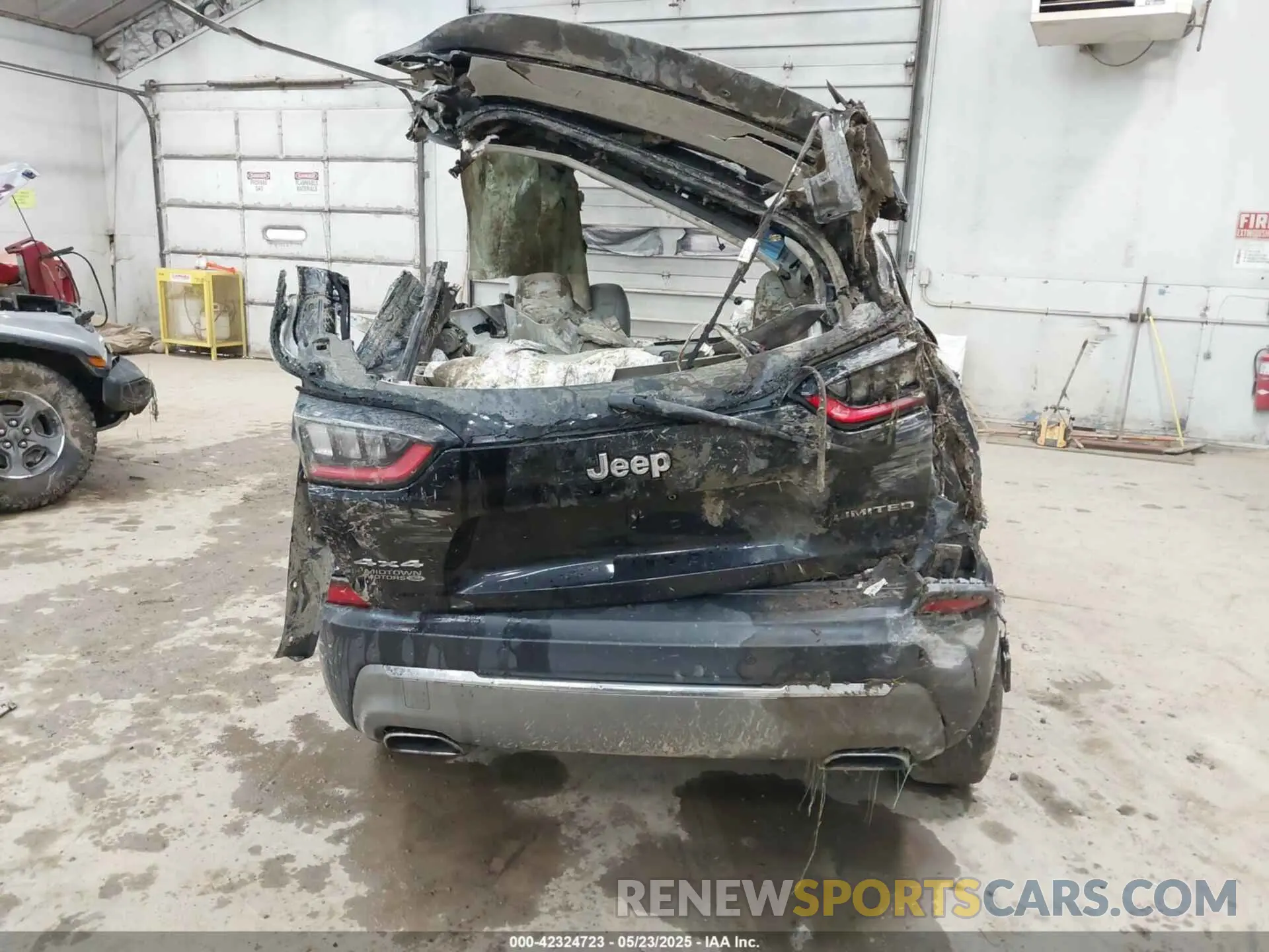 16 Photograph of a damaged car 1C4PJMDX0KD452309 JEEP CHEROKEE 2019