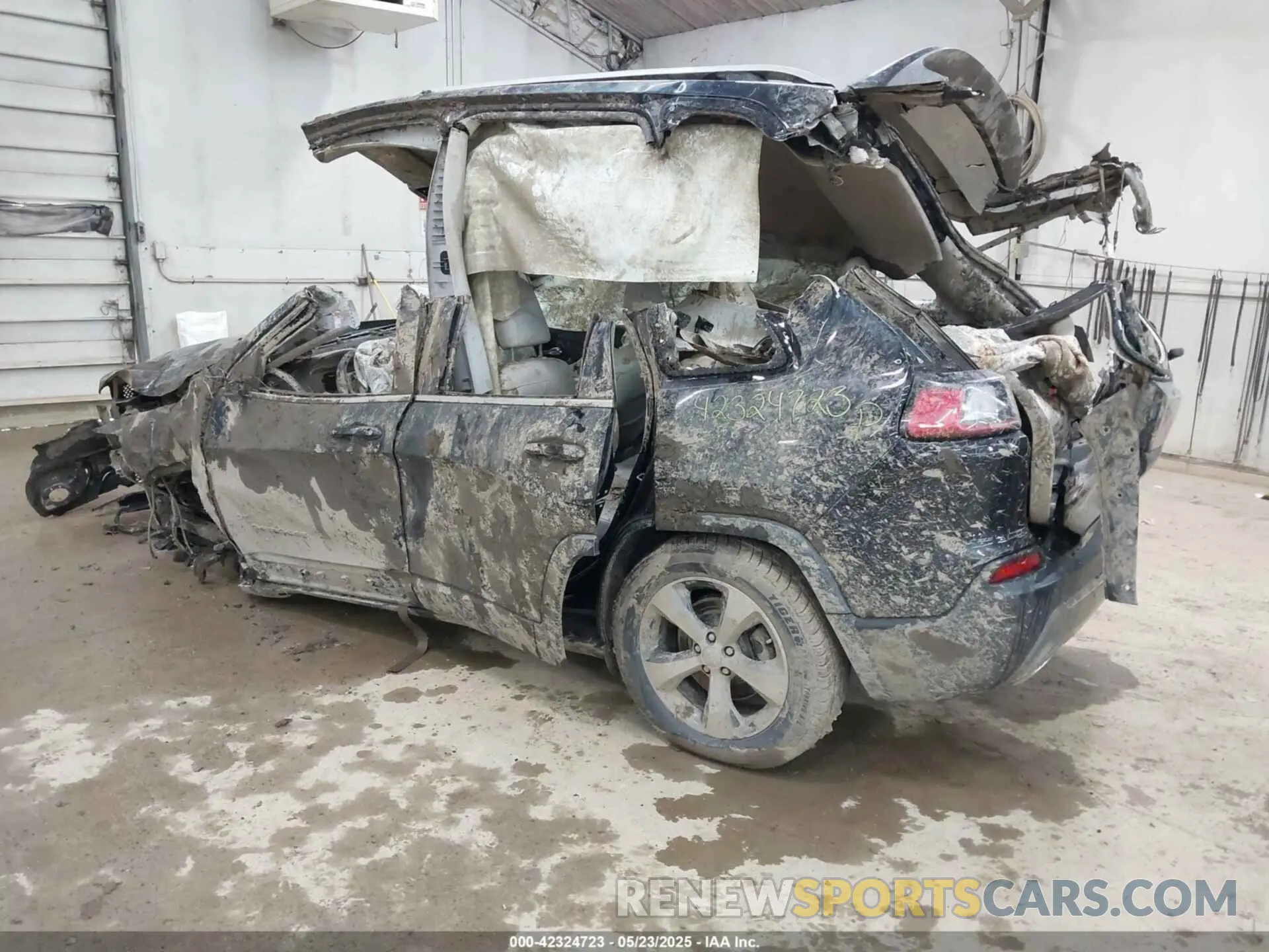 3 Photograph of a damaged car 1C4PJMDX0KD452309 JEEP CHEROKEE 2019