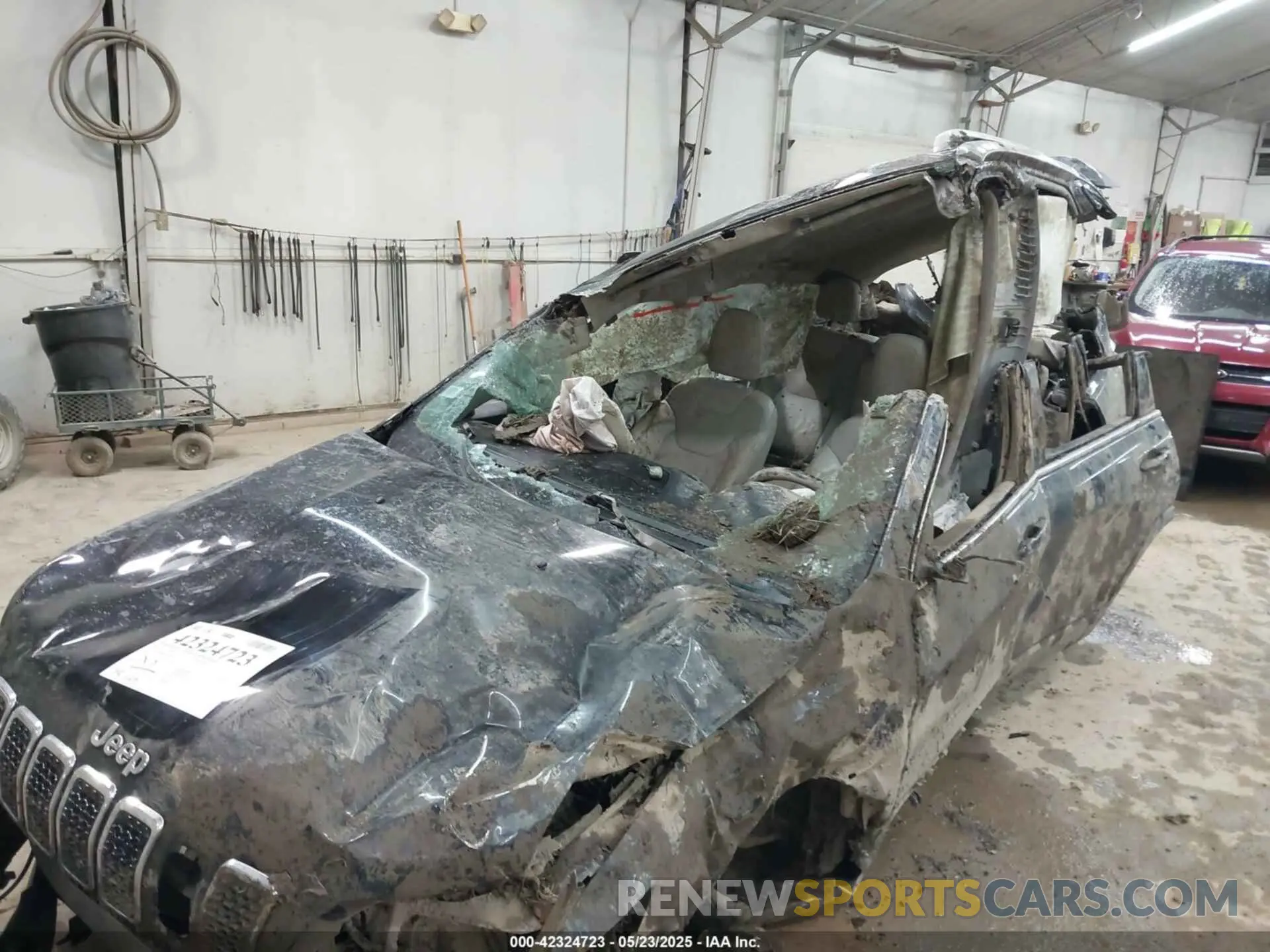 6 Photograph of a damaged car 1C4PJMDX0KD452309 JEEP CHEROKEE 2019