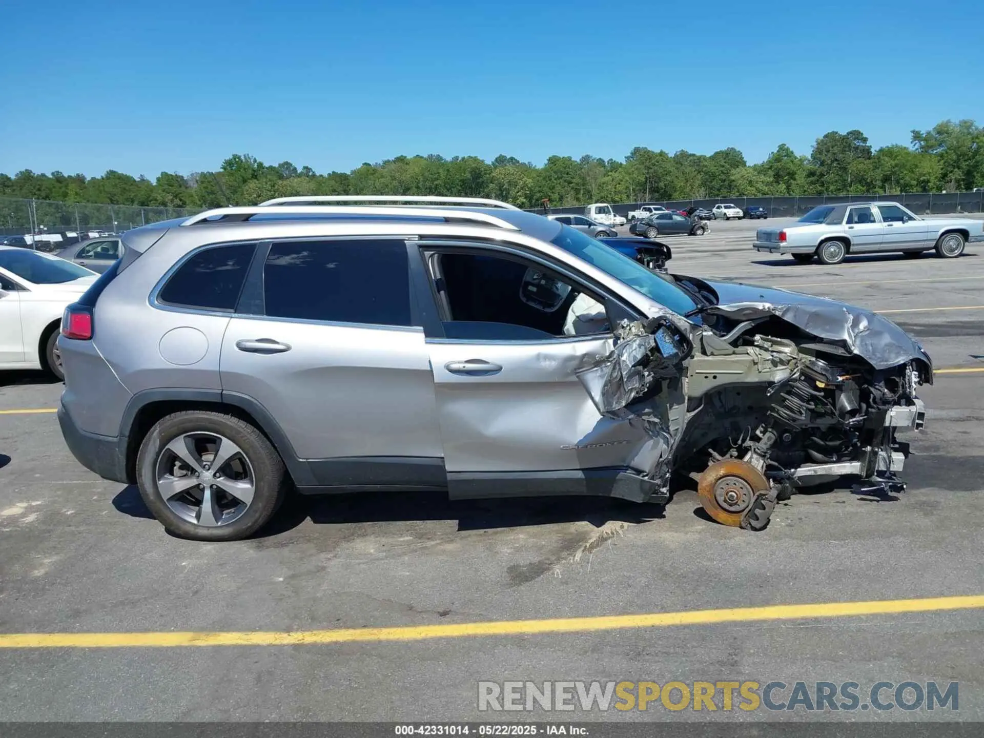 14 Photograph of a damaged car 1C4PJMDX1KD166355 JEEP CHEROKEE 2019