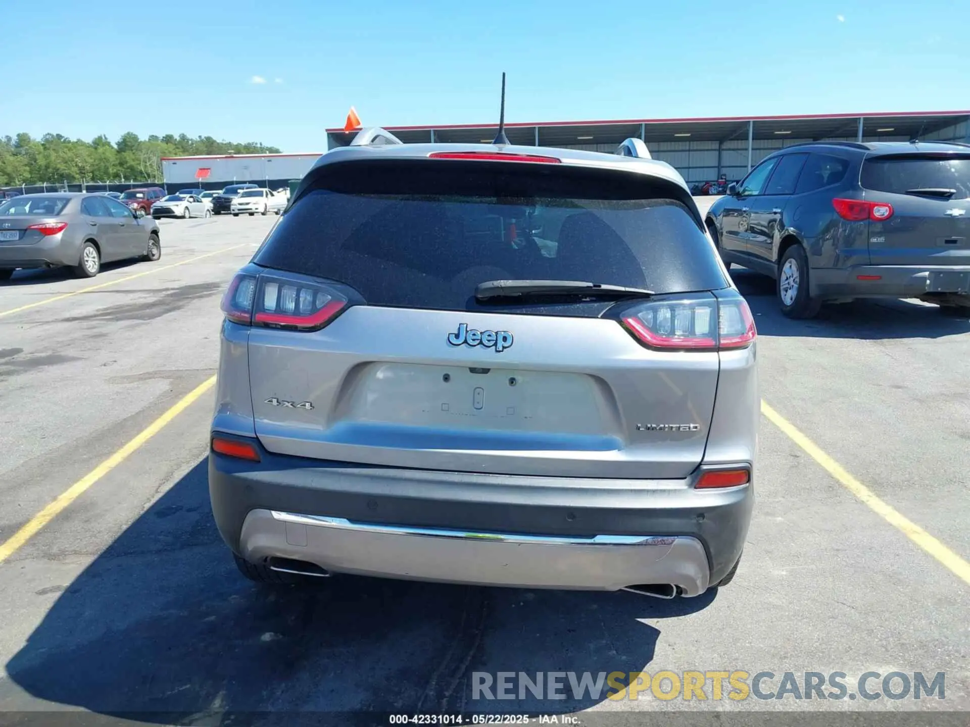 17 Photograph of a damaged car 1C4PJMDX1KD166355 JEEP CHEROKEE 2019