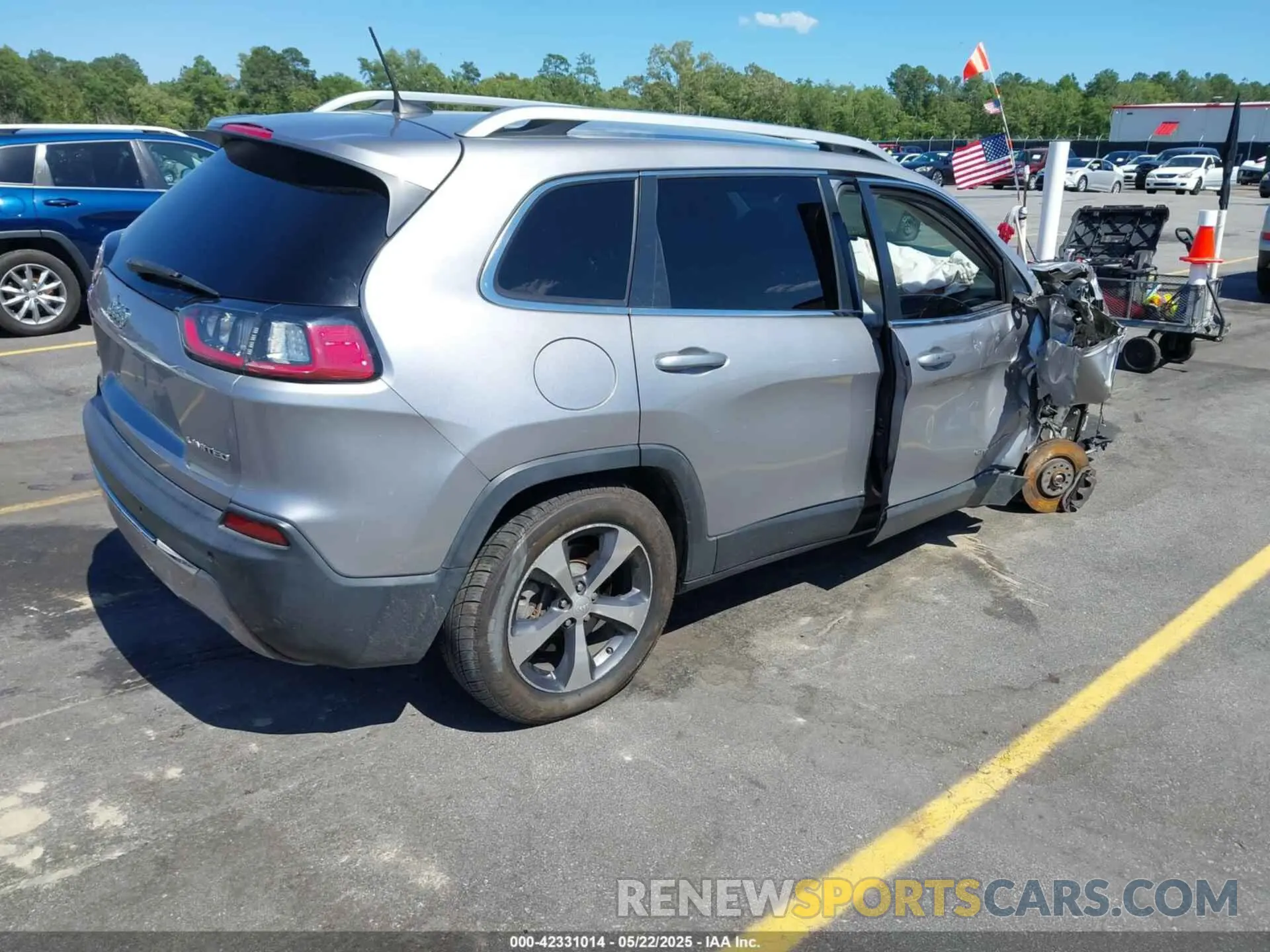 4 Photograph of a damaged car 1C4PJMDX1KD166355 JEEP CHEROKEE 2019