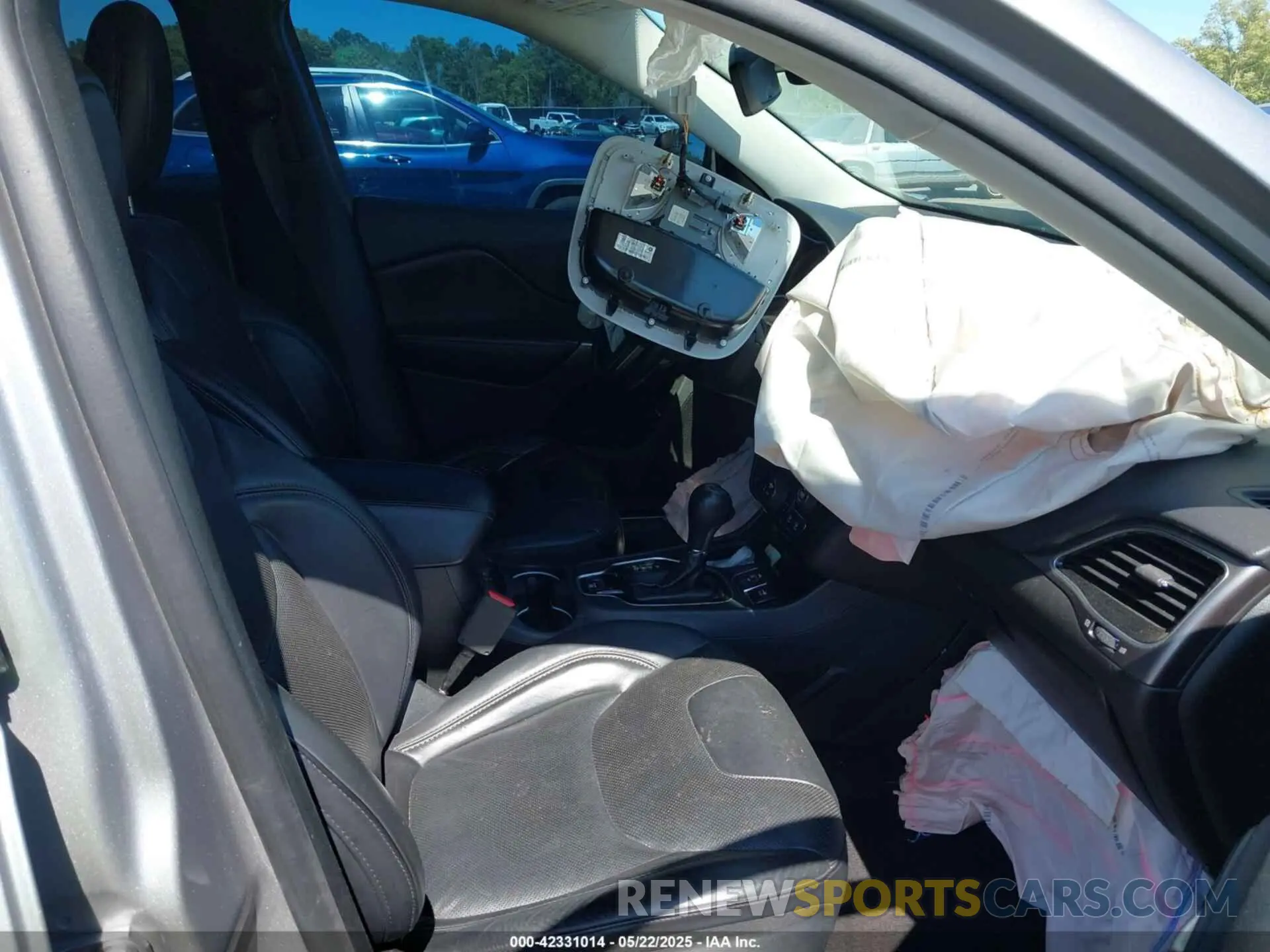 5 Photograph of a damaged car 1C4PJMDX1KD166355 JEEP CHEROKEE 2019