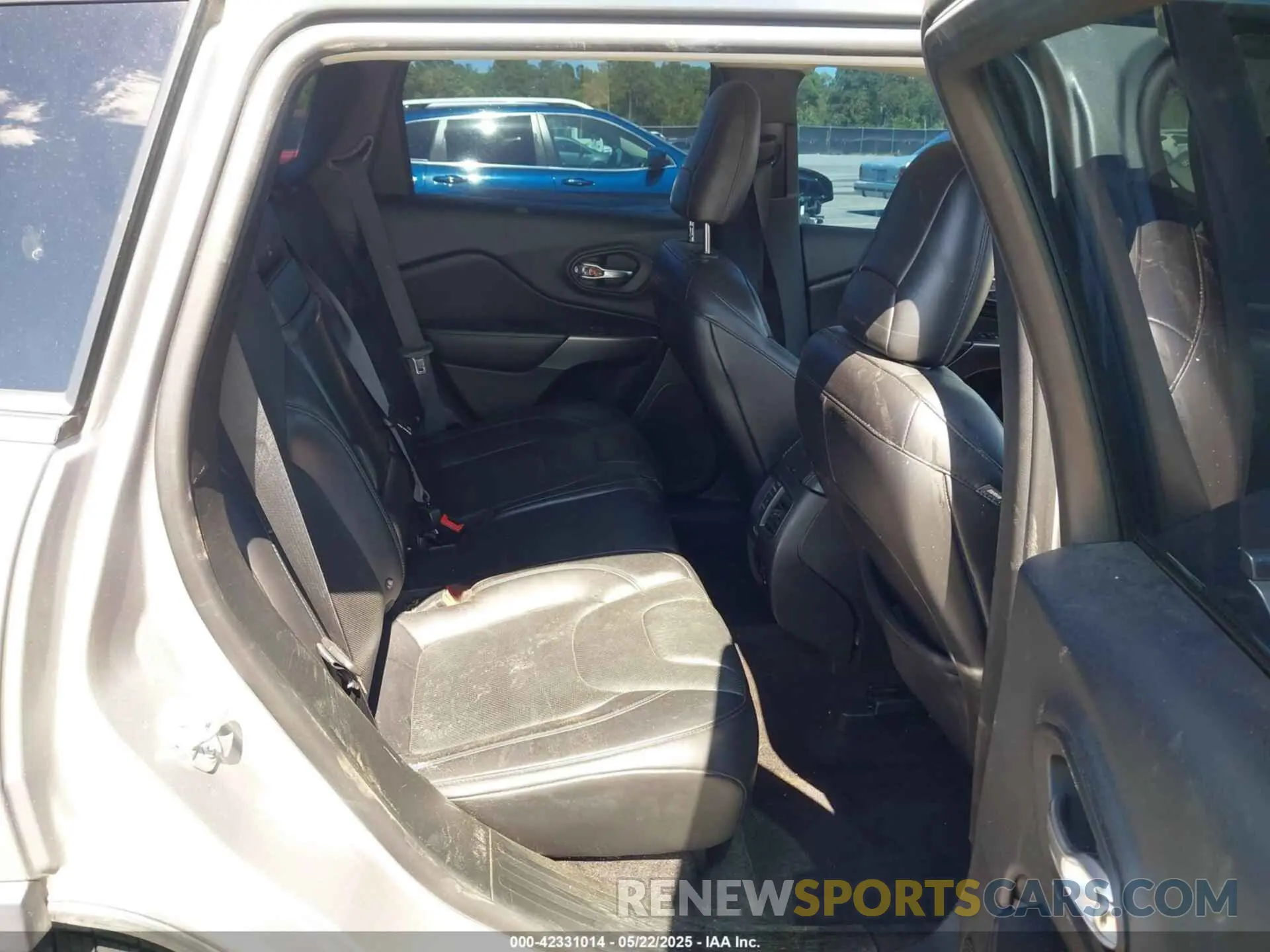 8 Photograph of a damaged car 1C4PJMDX1KD166355 JEEP CHEROKEE 2019