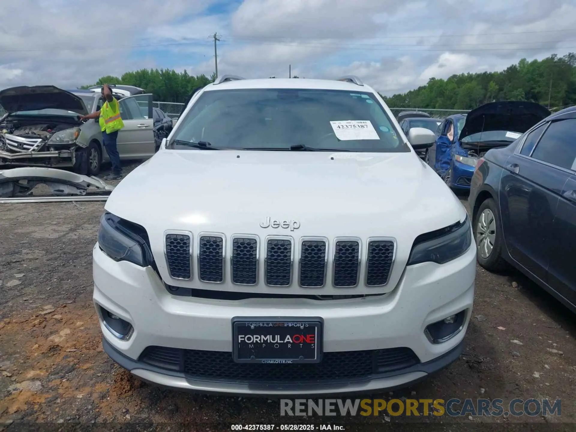 12 Photograph of a damaged car 1C4PJMDX1KD282154 JEEP CHEROKEE 2019