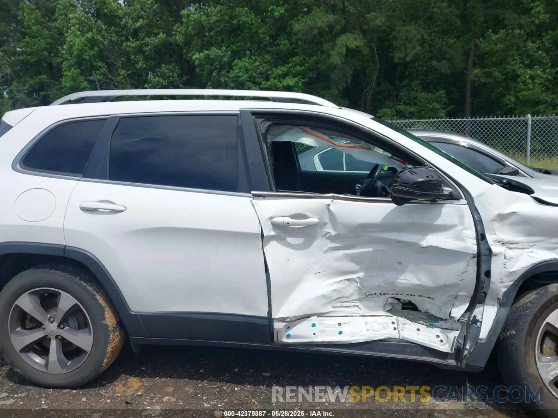 13 Photograph of a damaged car 1C4PJMDX1KD282154 JEEP CHEROKEE 2019
