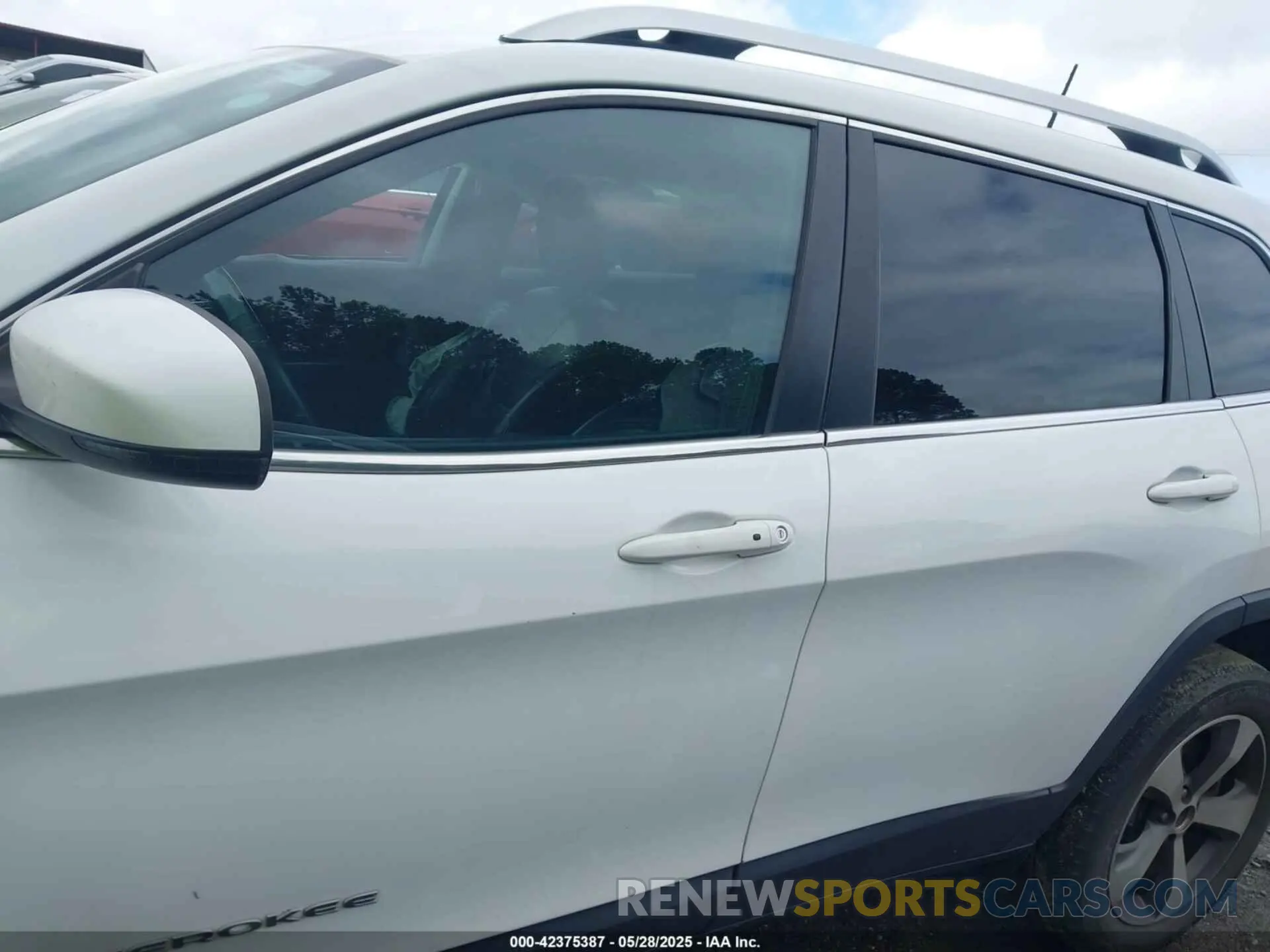 14 Photograph of a damaged car 1C4PJMDX1KD282154 JEEP CHEROKEE 2019
