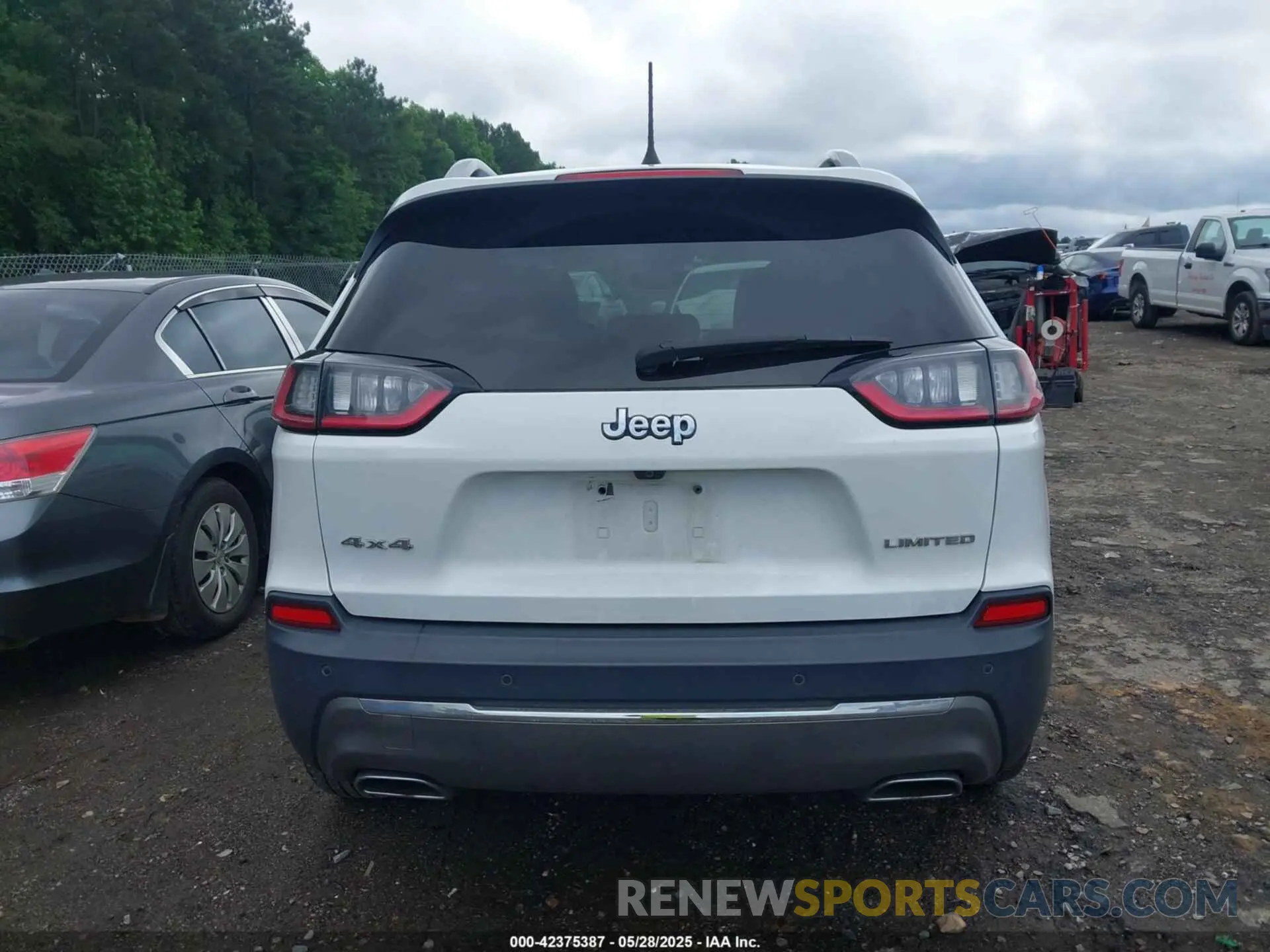 16 Photograph of a damaged car 1C4PJMDX1KD282154 JEEP CHEROKEE 2019