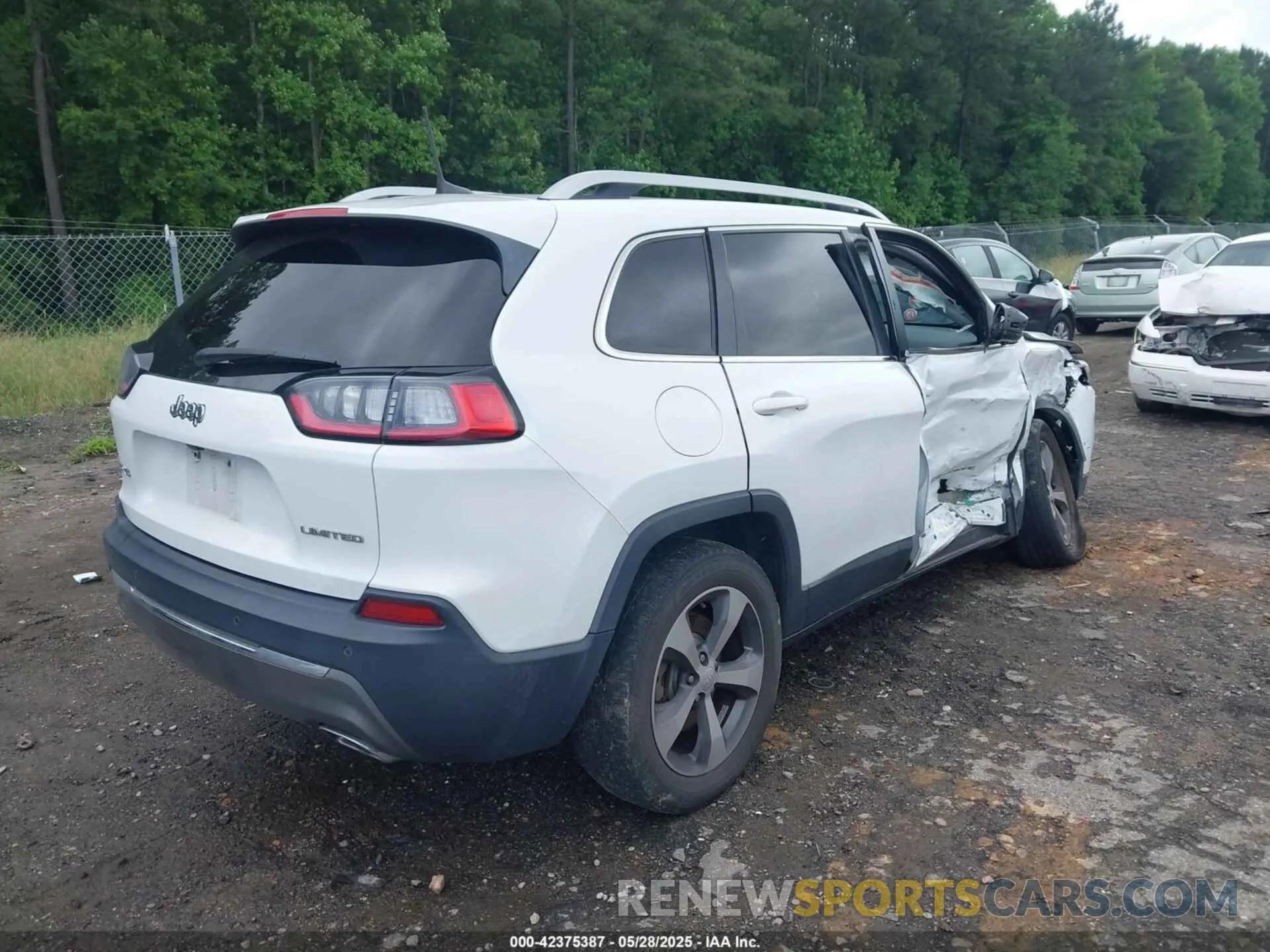 4 Photograph of a damaged car 1C4PJMDX1KD282154 JEEP CHEROKEE 2019