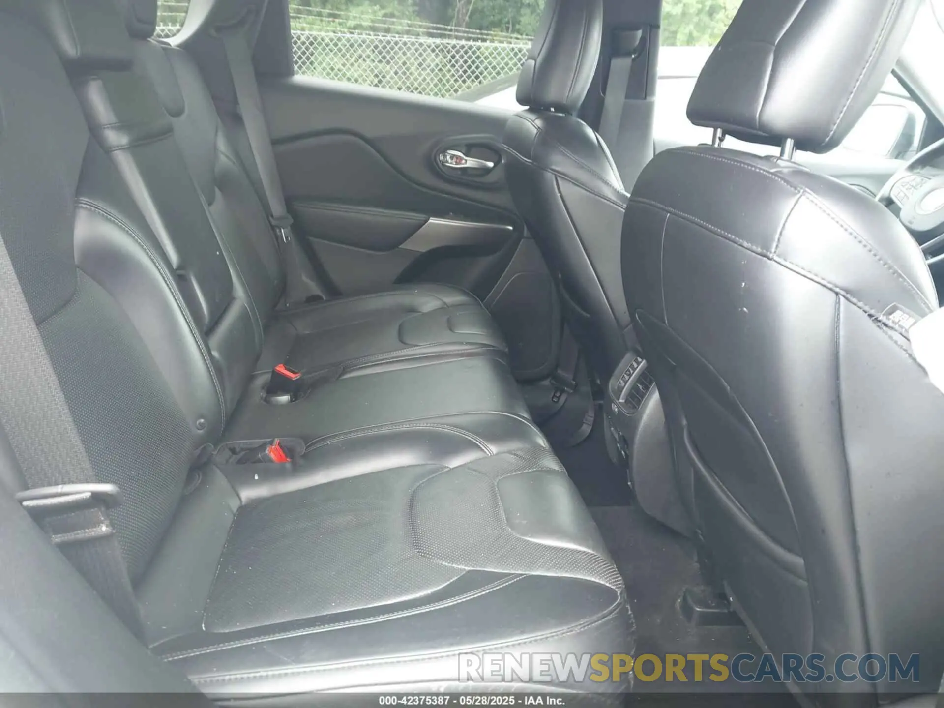 8 Photograph of a damaged car 1C4PJMDX1KD282154 JEEP CHEROKEE 2019