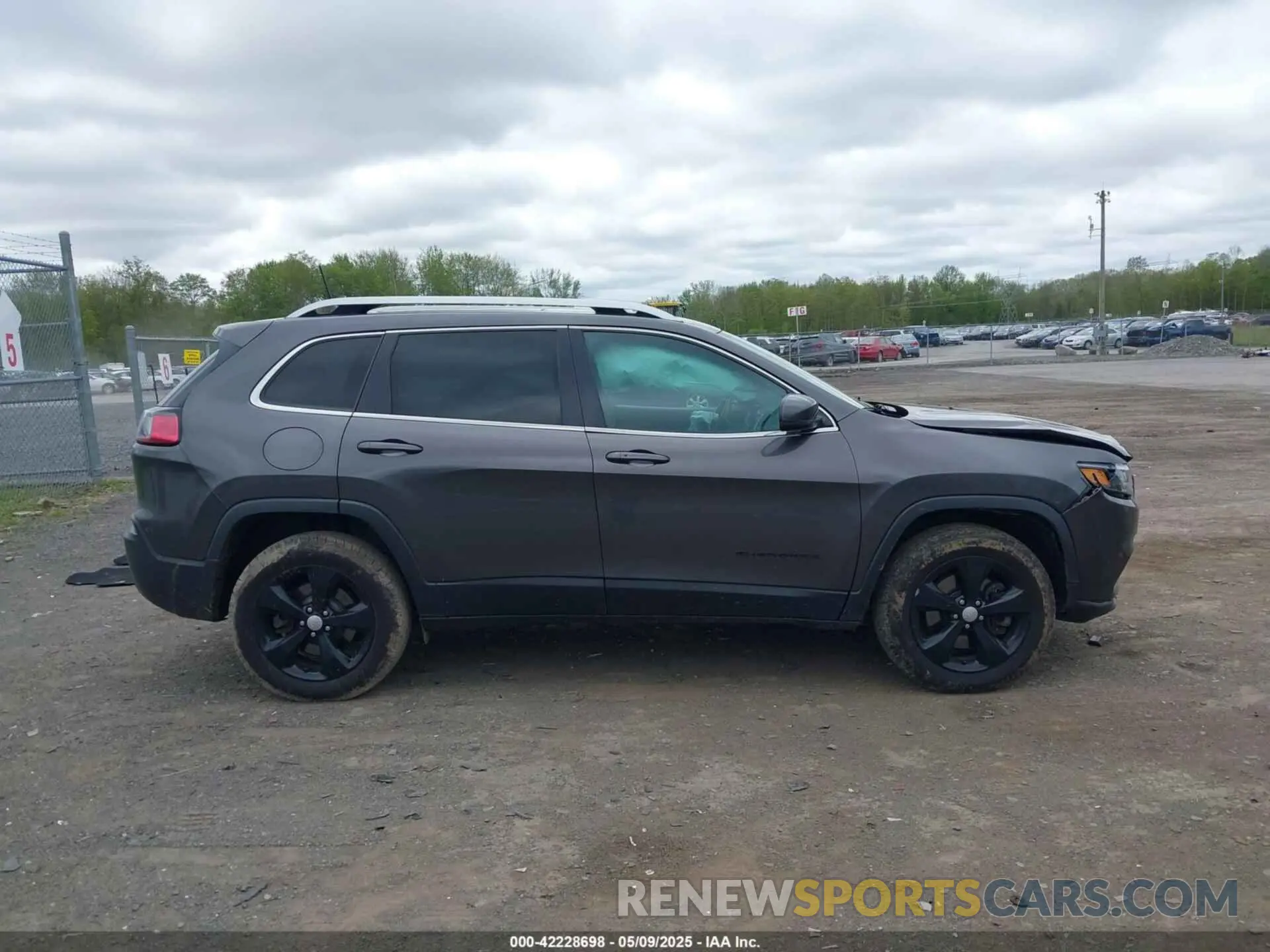 13 Photograph of a damaged car 1C4PJMDX1KD282994 JEEP CHEROKEE 2019