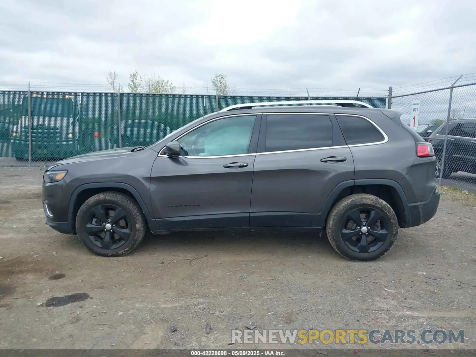 14 Photograph of a damaged car 1C4PJMDX1KD282994 JEEP CHEROKEE 2019
