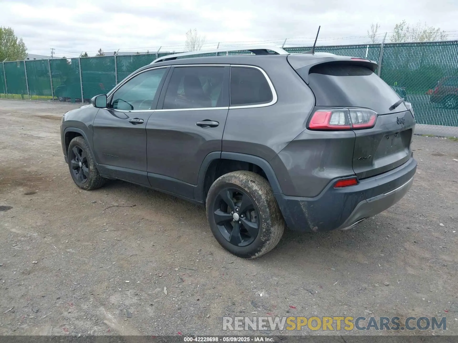 3 Photograph of a damaged car 1C4PJMDX1KD282994 JEEP CHEROKEE 2019