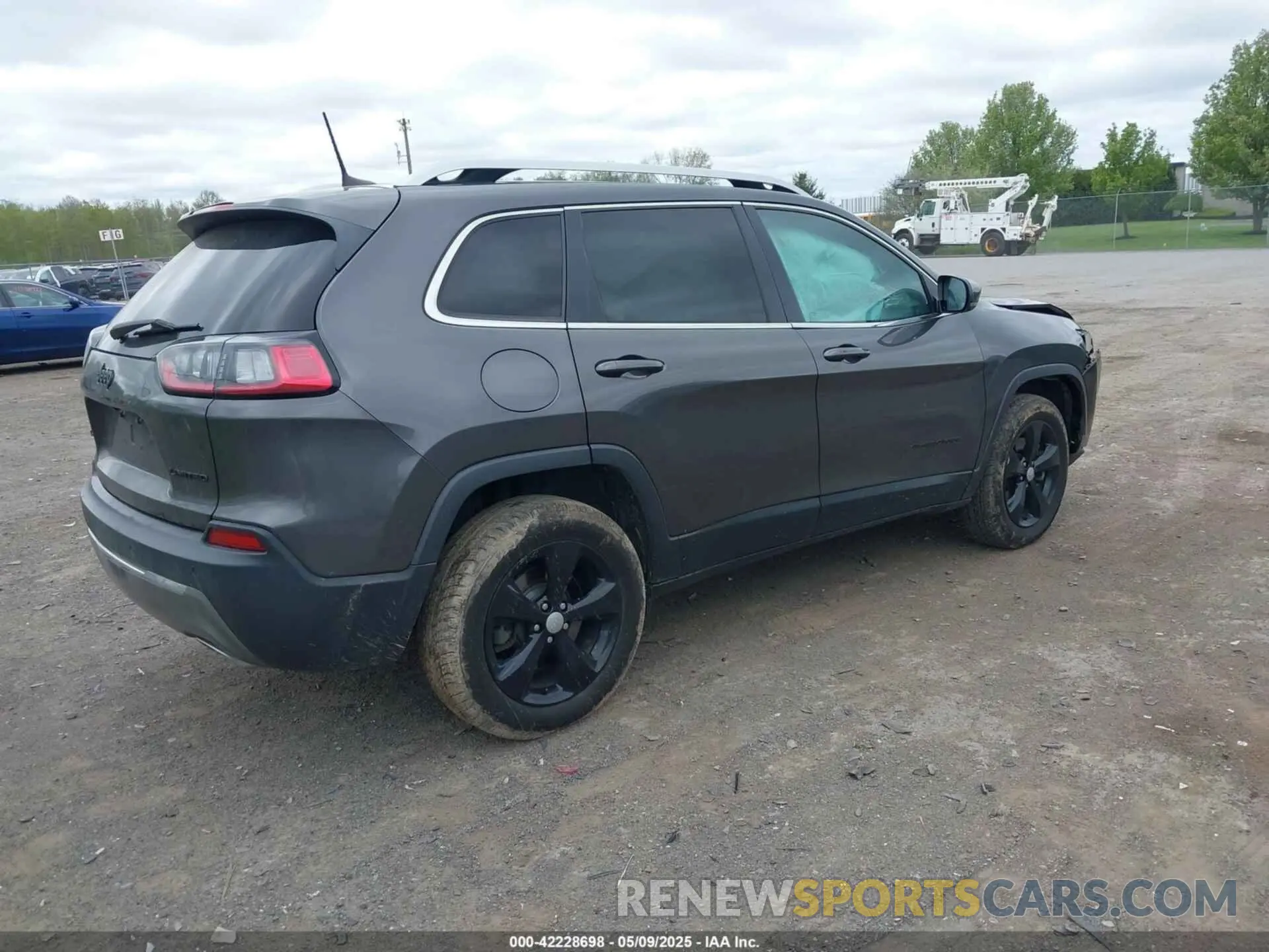 4 Photograph of a damaged car 1C4PJMDX1KD282994 JEEP CHEROKEE 2019