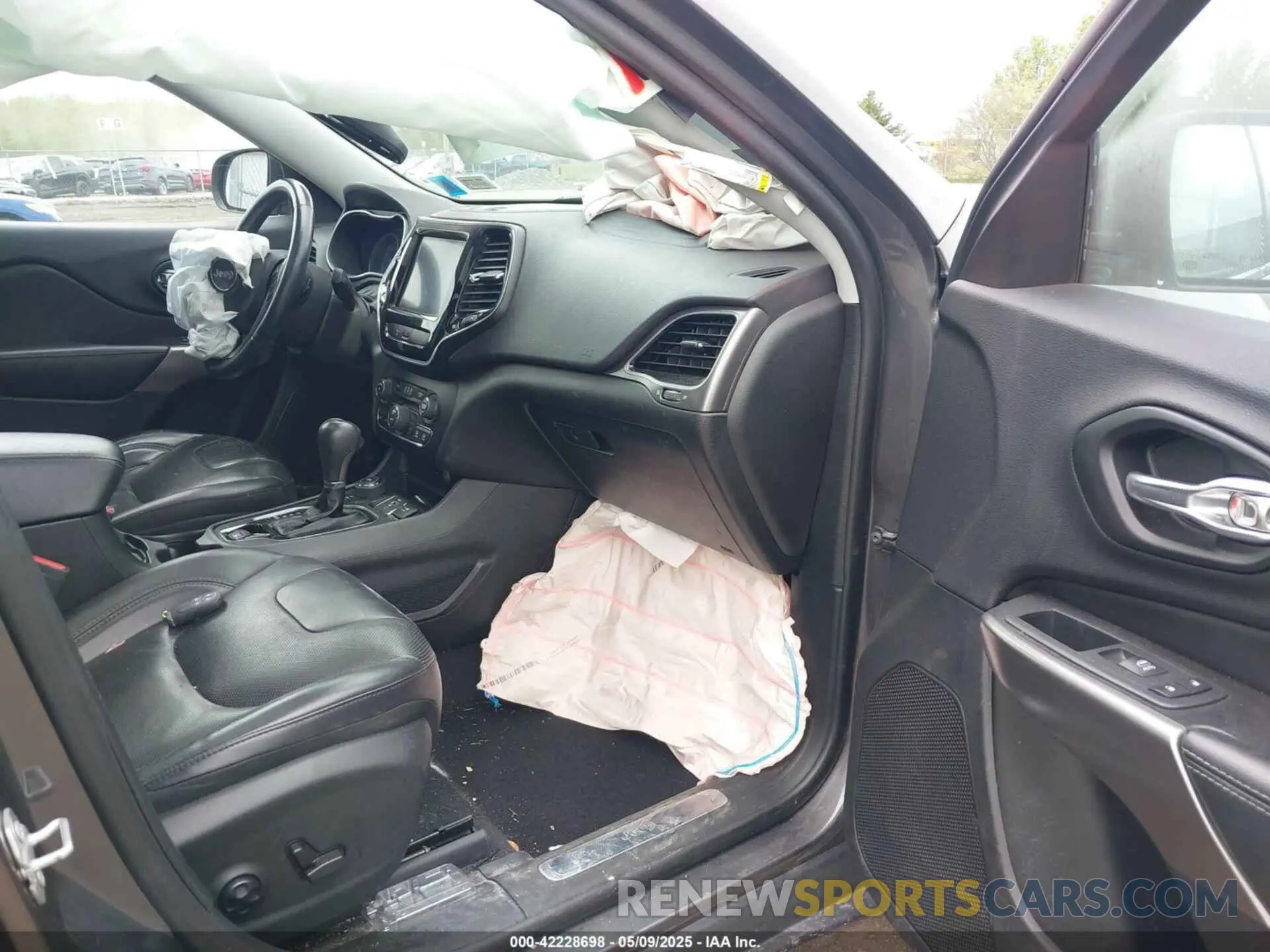 5 Photograph of a damaged car 1C4PJMDX1KD282994 JEEP CHEROKEE 2019